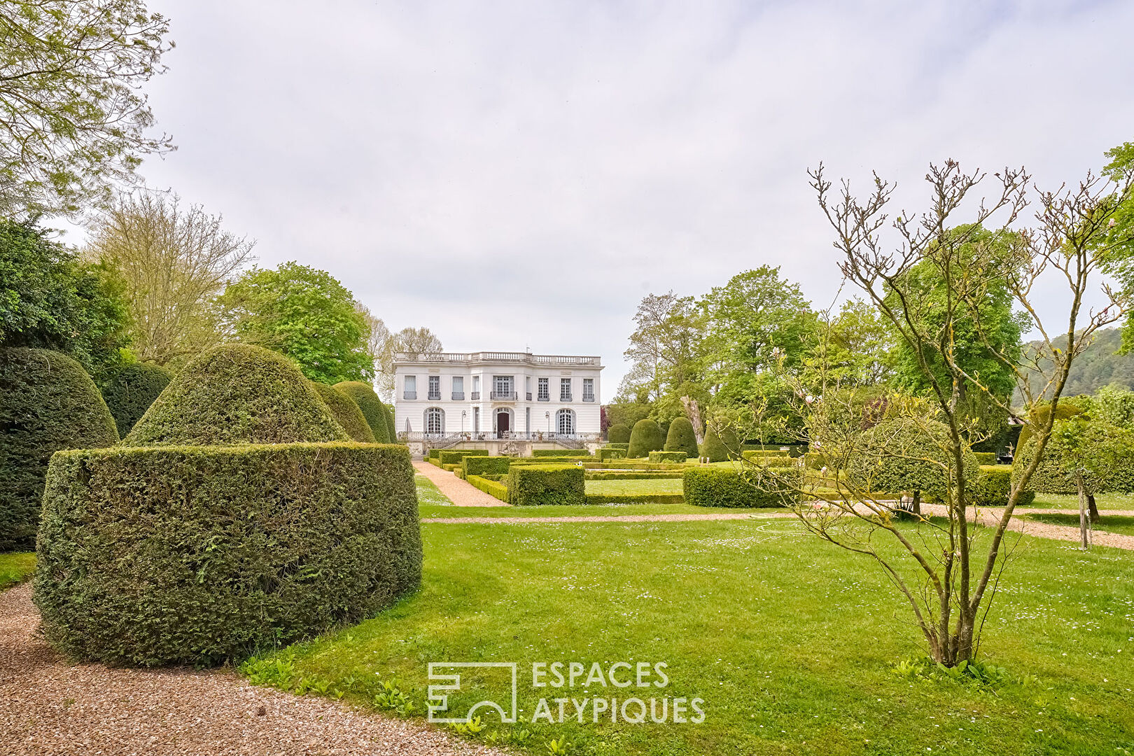 Château avec ses jardins à la française