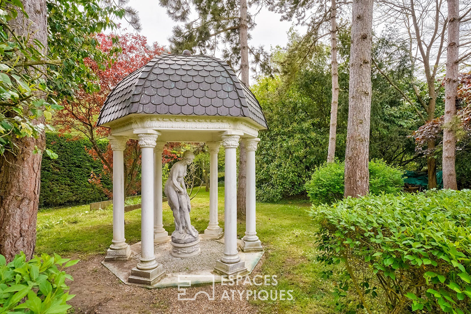 Château avec ses jardins à la française