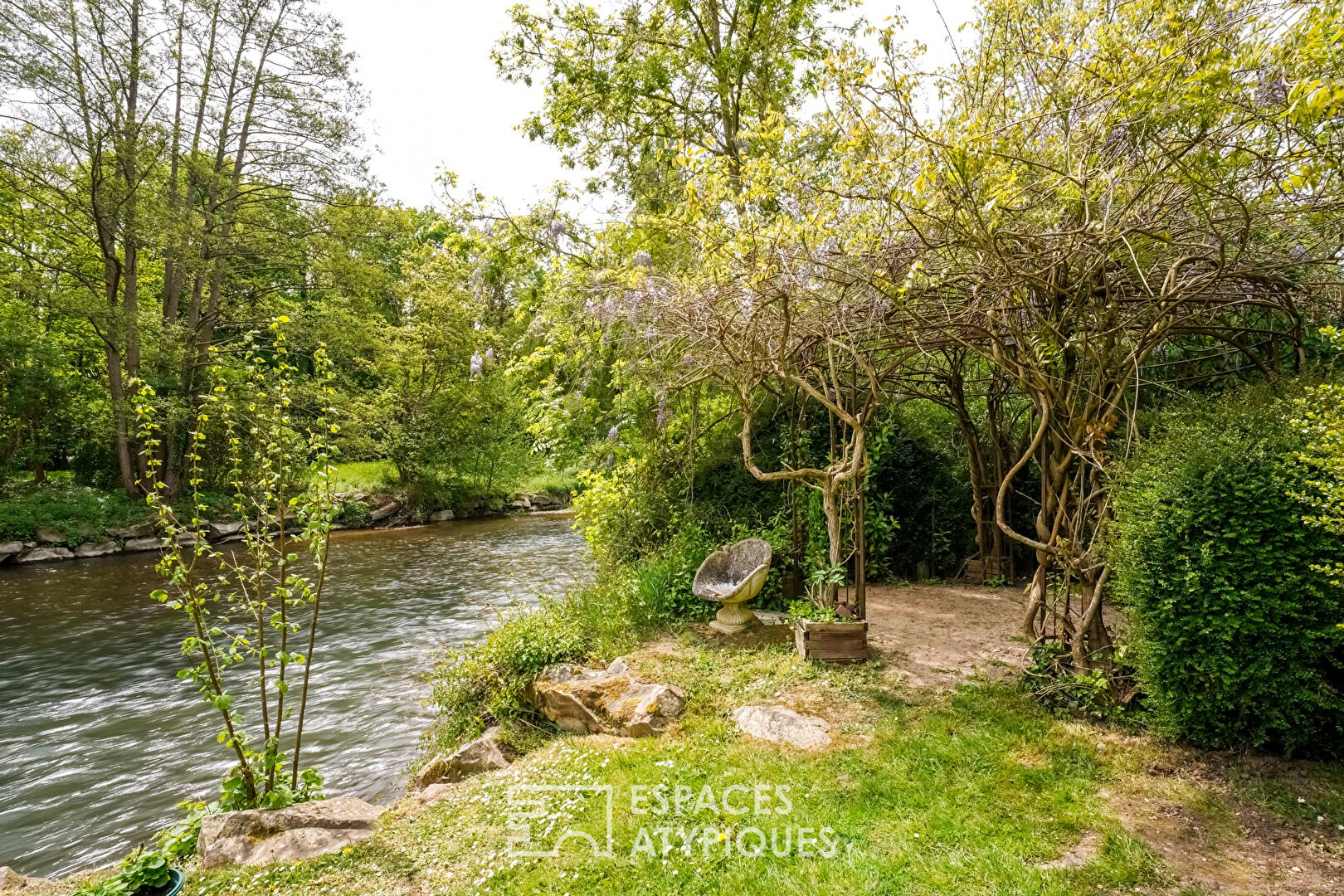 Château avec ses jardins à la française