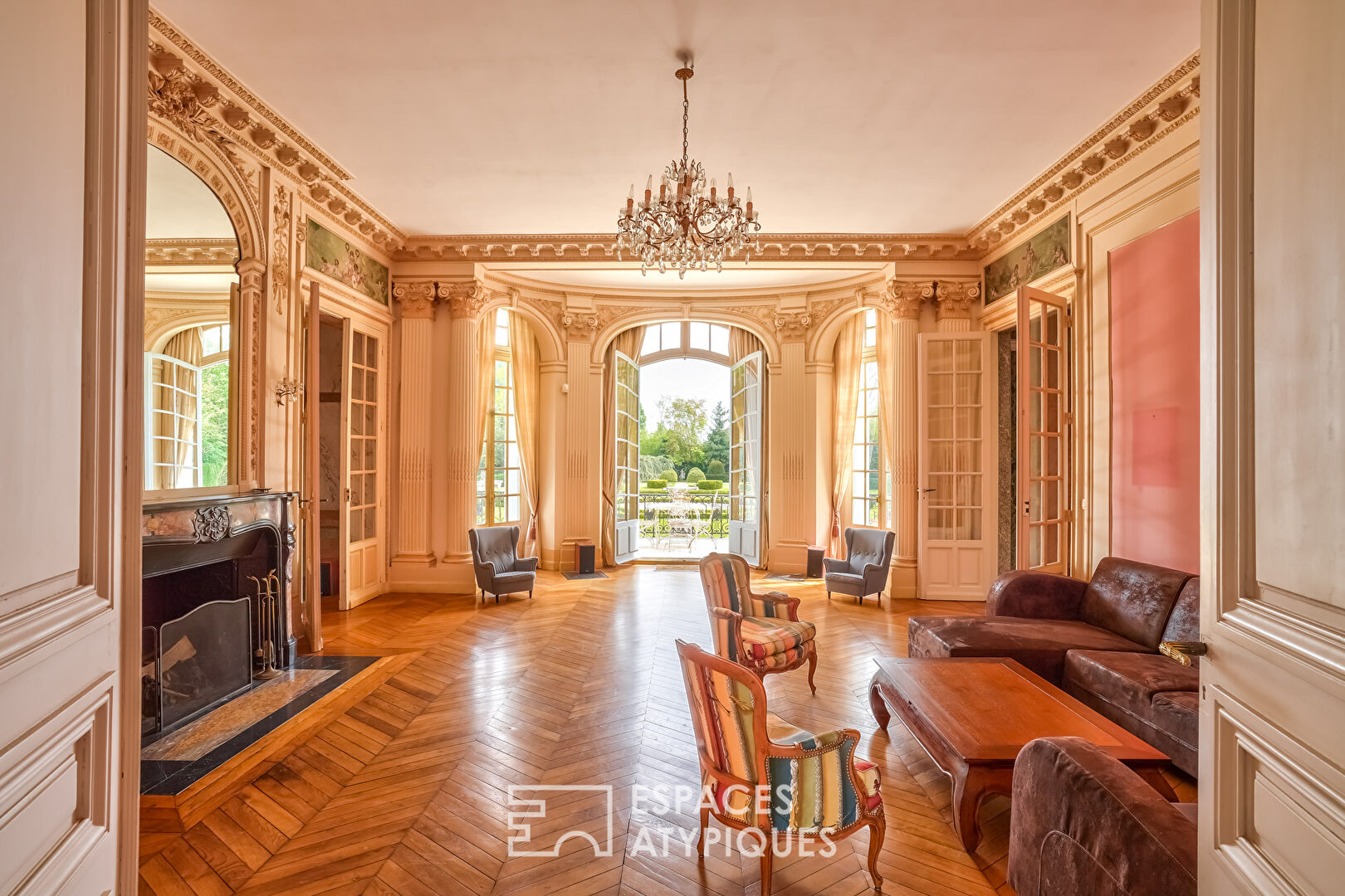 Château avec ses jardins à la française