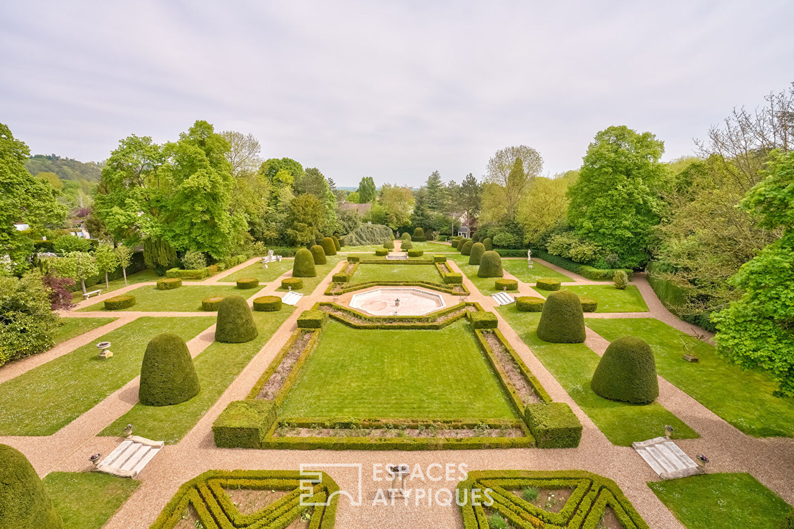 Château avec ses jardins à la française