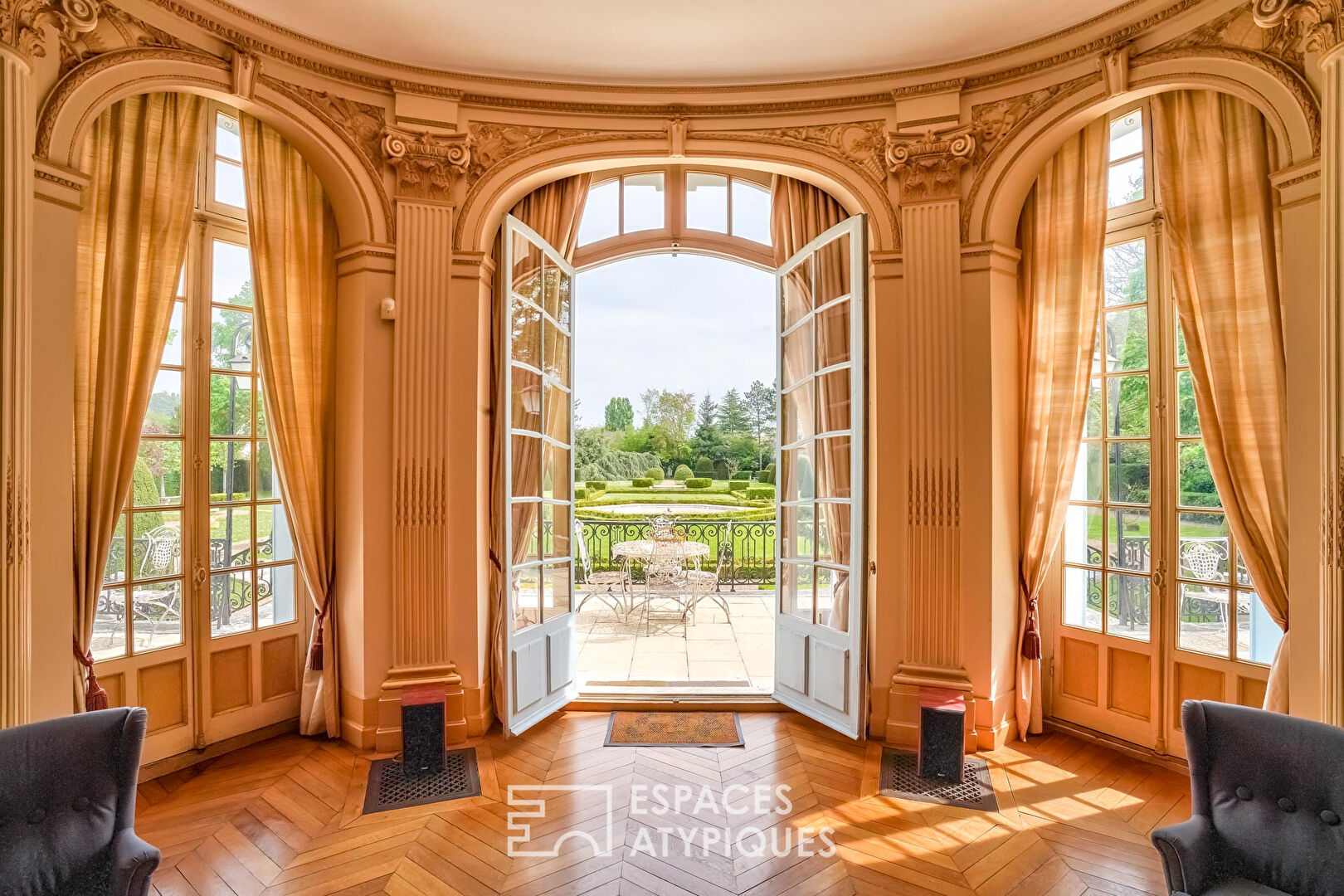 Château avec ses jardins à la française