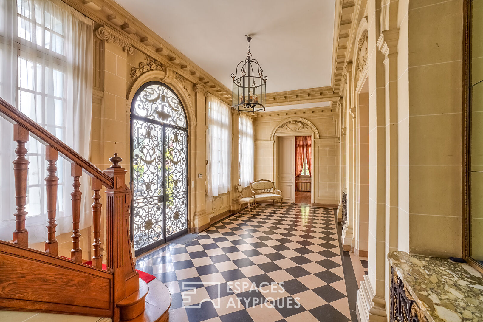 Château avec ses jardins à la française