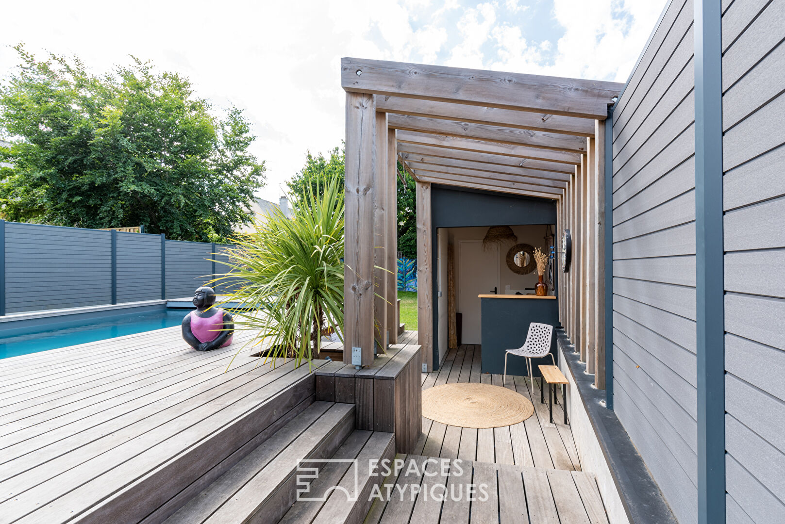 Contemporary townhouse with swimming pool and garden