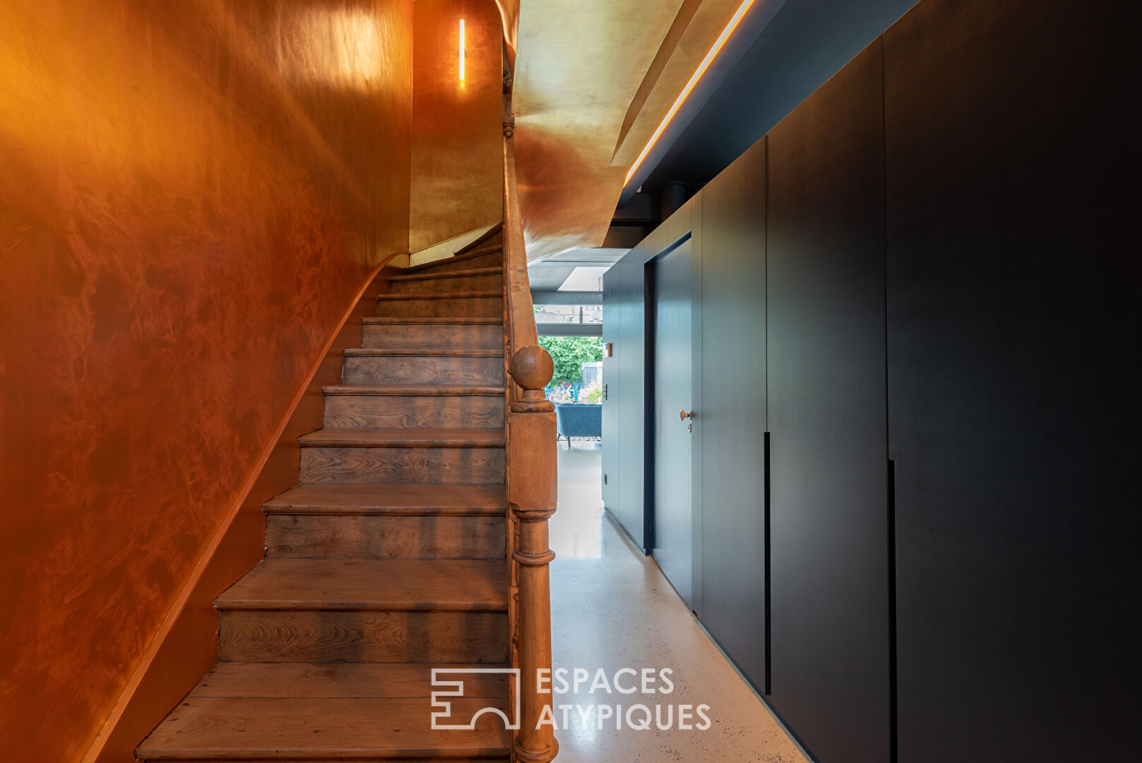Contemporary townhouse with swimming pool and garden