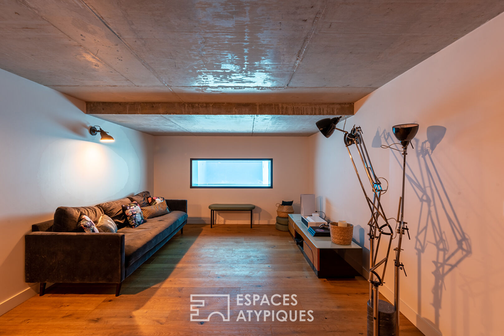 Contemporary townhouse with swimming pool and garden