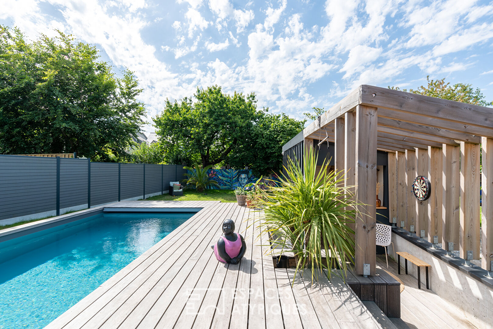 Contemporary townhouse with swimming pool and garden
