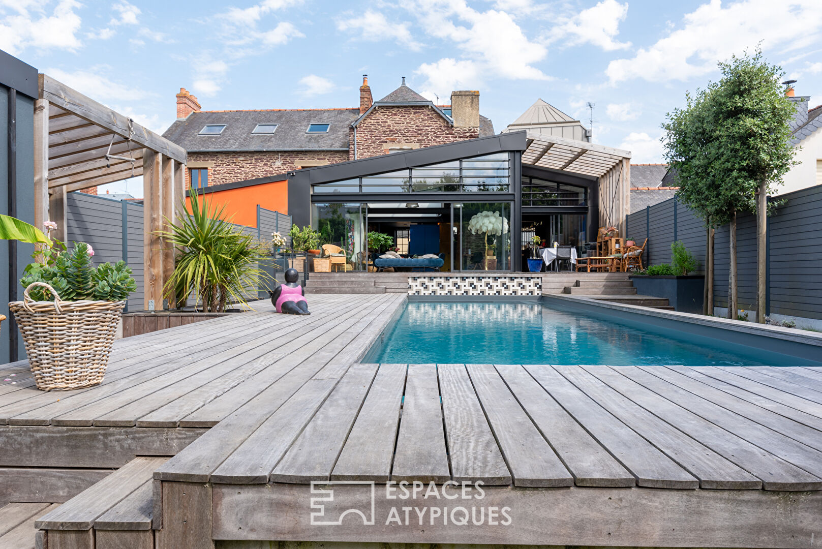 Contemporary townhouse with swimming pool and garden
