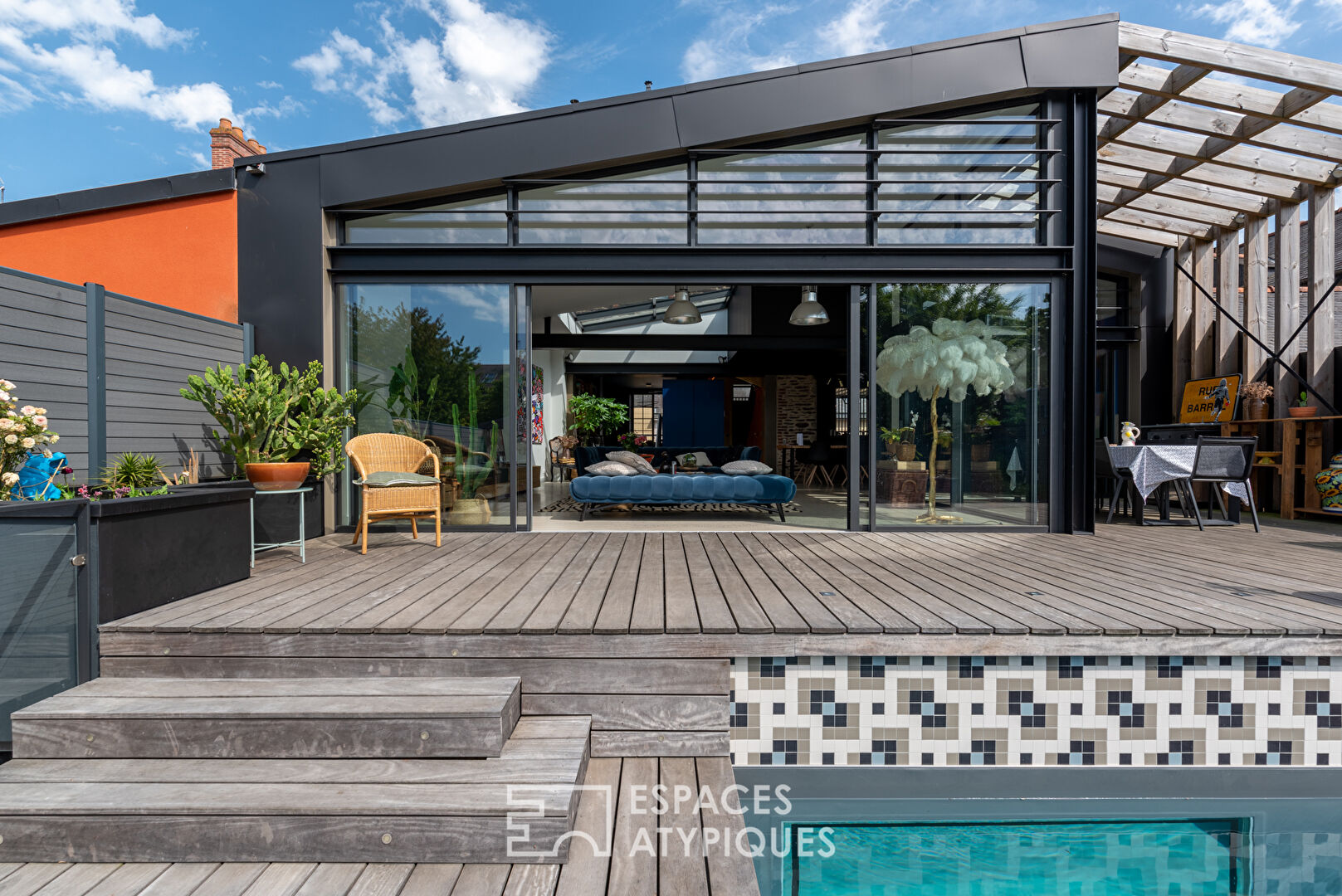 Contemporary townhouse with swimming pool and garden