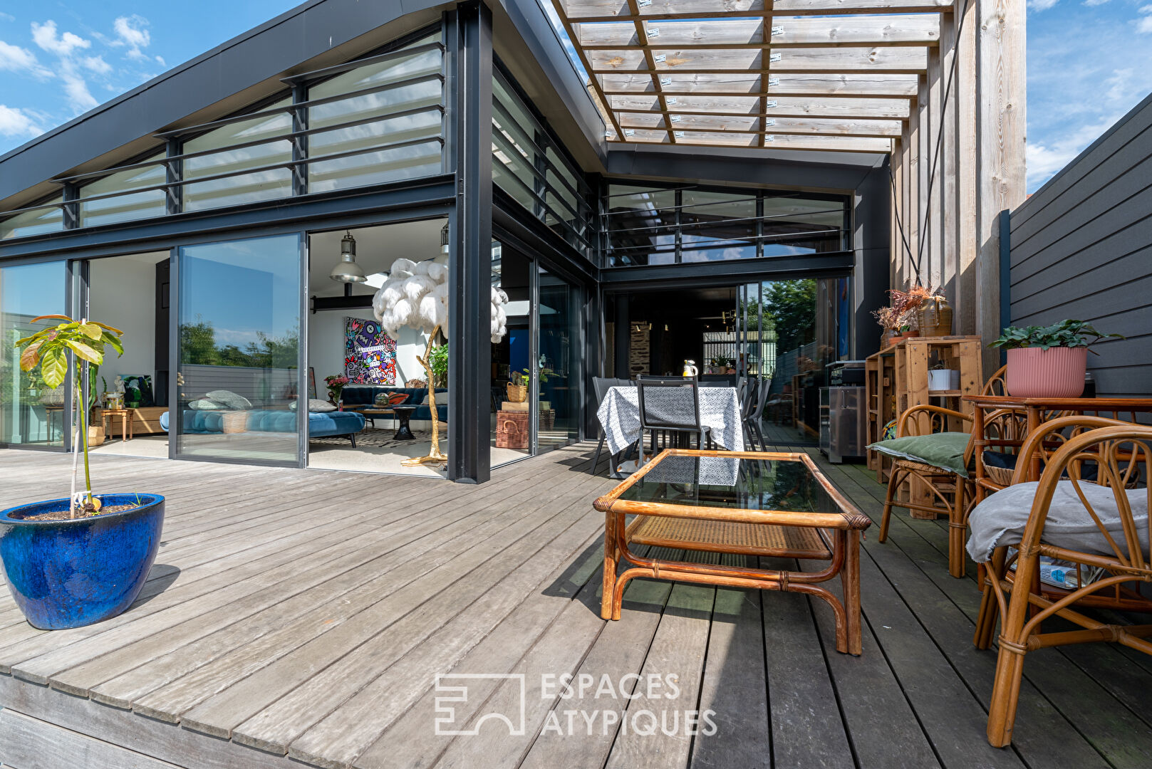 Contemporary townhouse with swimming pool and garden
