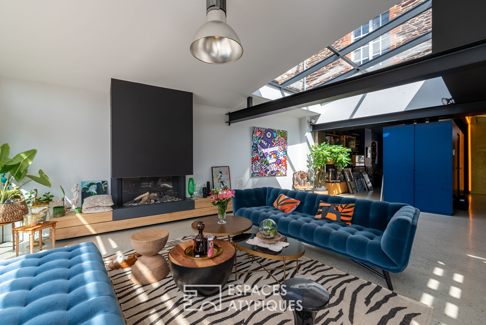 Contemporary townhouse with swimming pool and garden