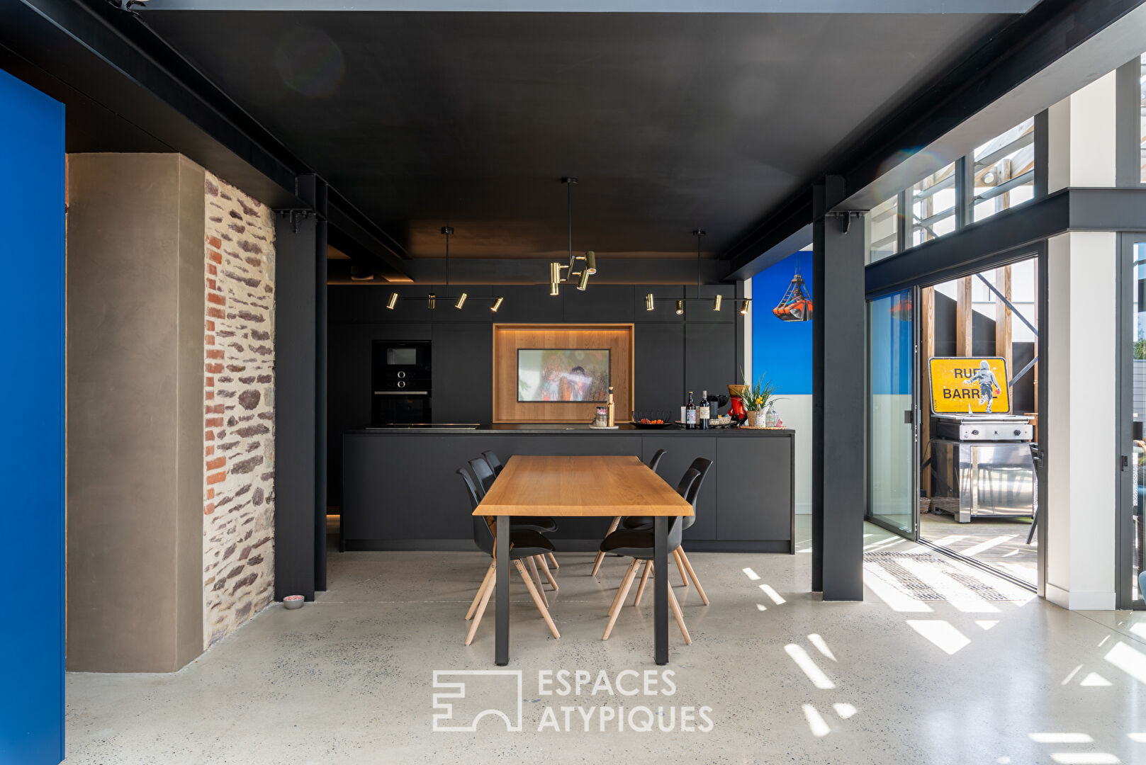 Contemporary townhouse with swimming pool and garden