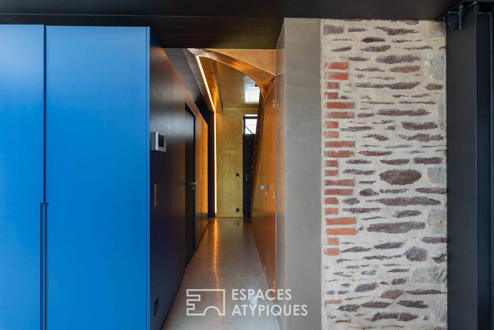 Contemporary townhouse with swimming pool and garden