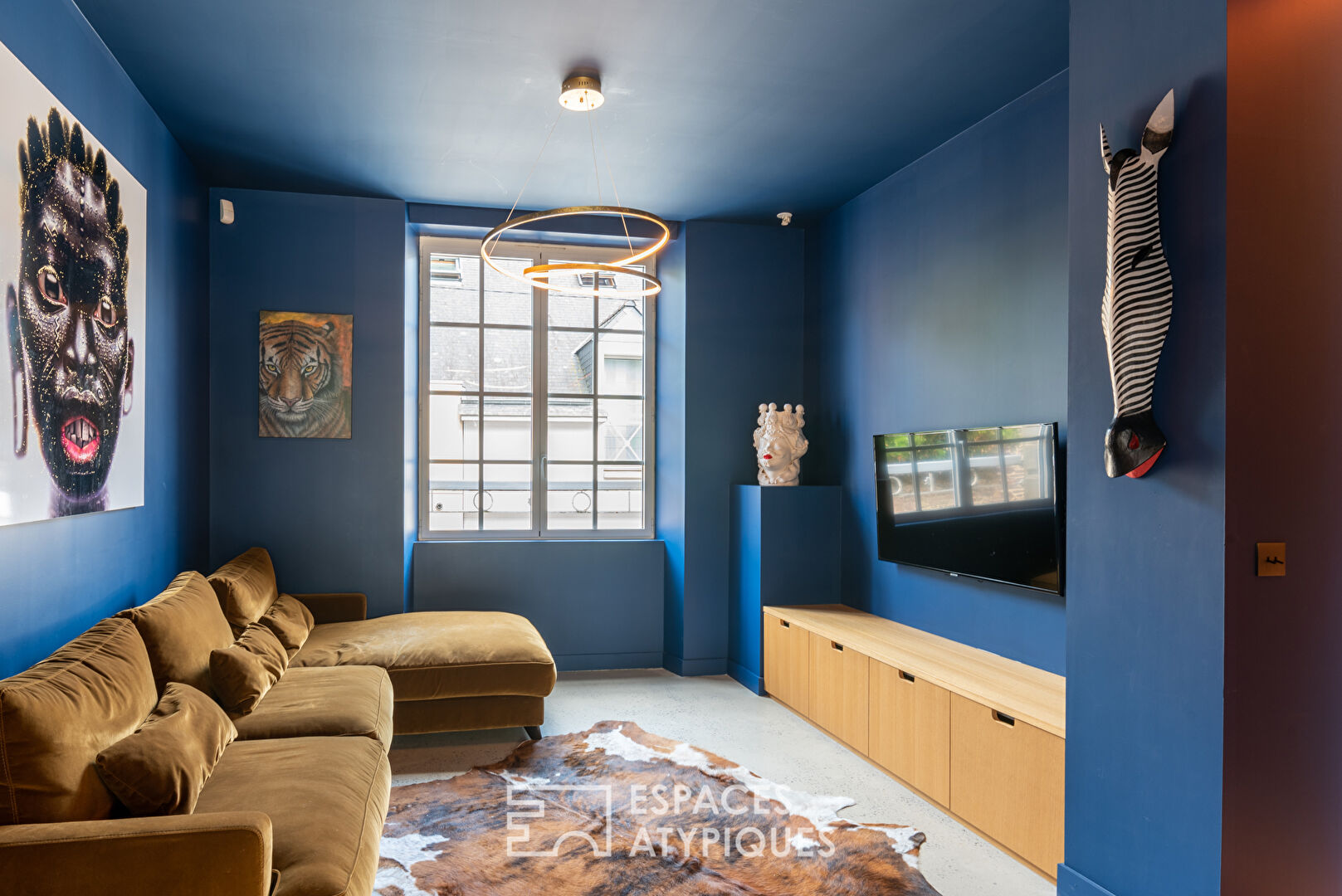 Contemporary townhouse with swimming pool and garden