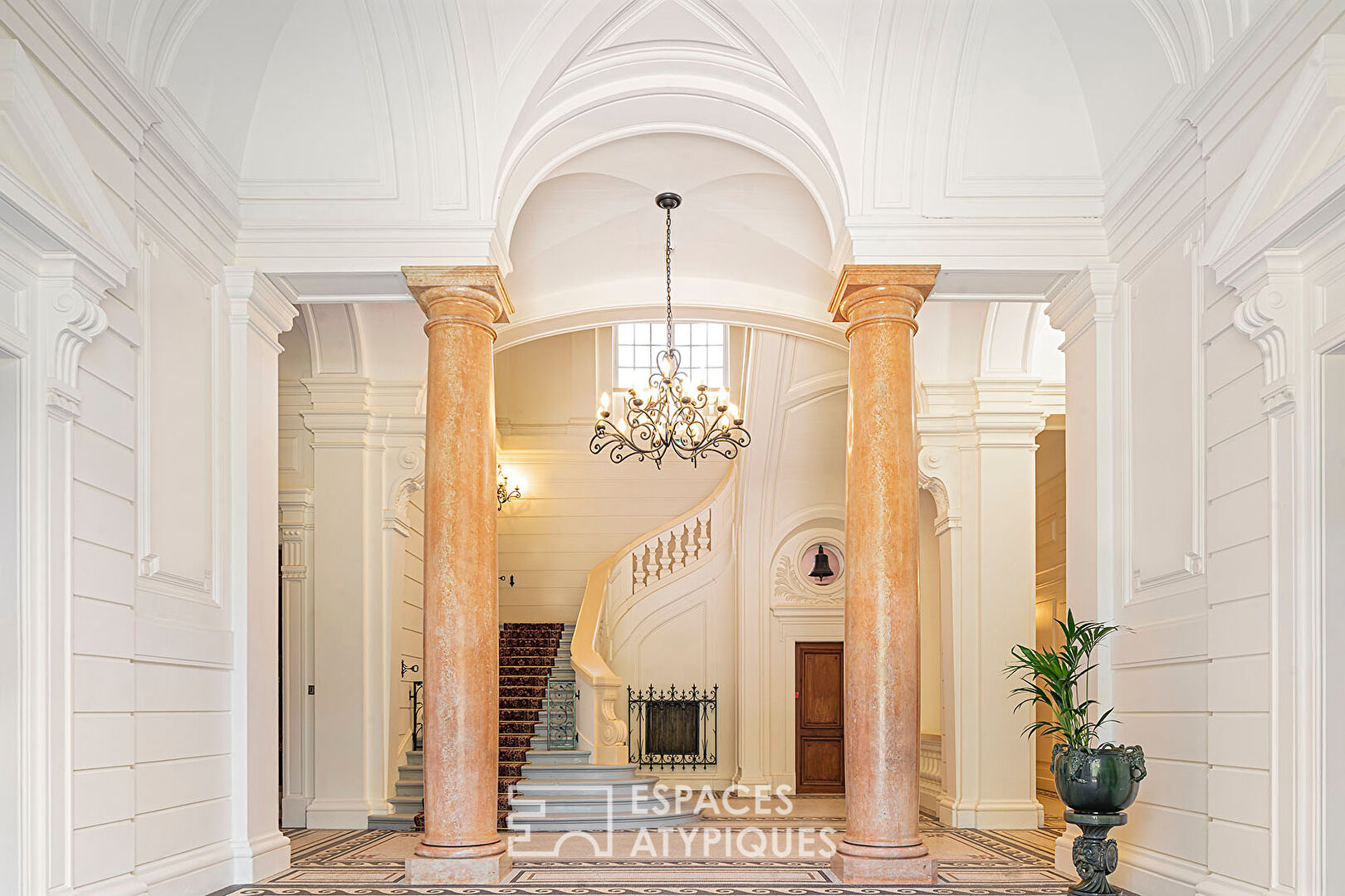An exceptional romantic estate