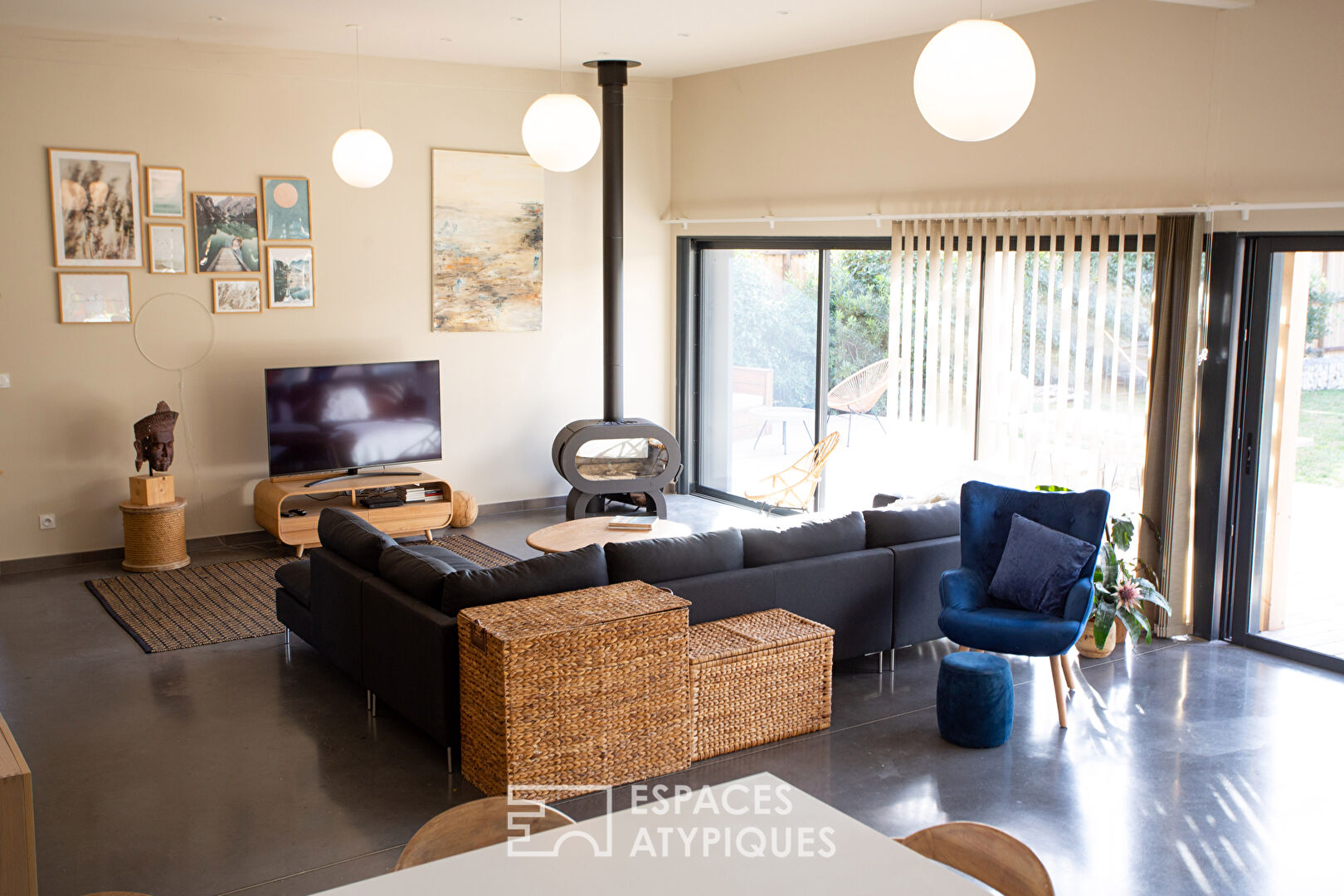 Contemporary eco-responsible wooden frame house