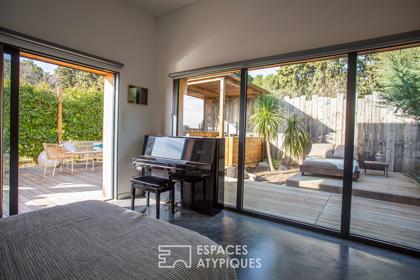 Contemporary eco-responsible wooden frame house