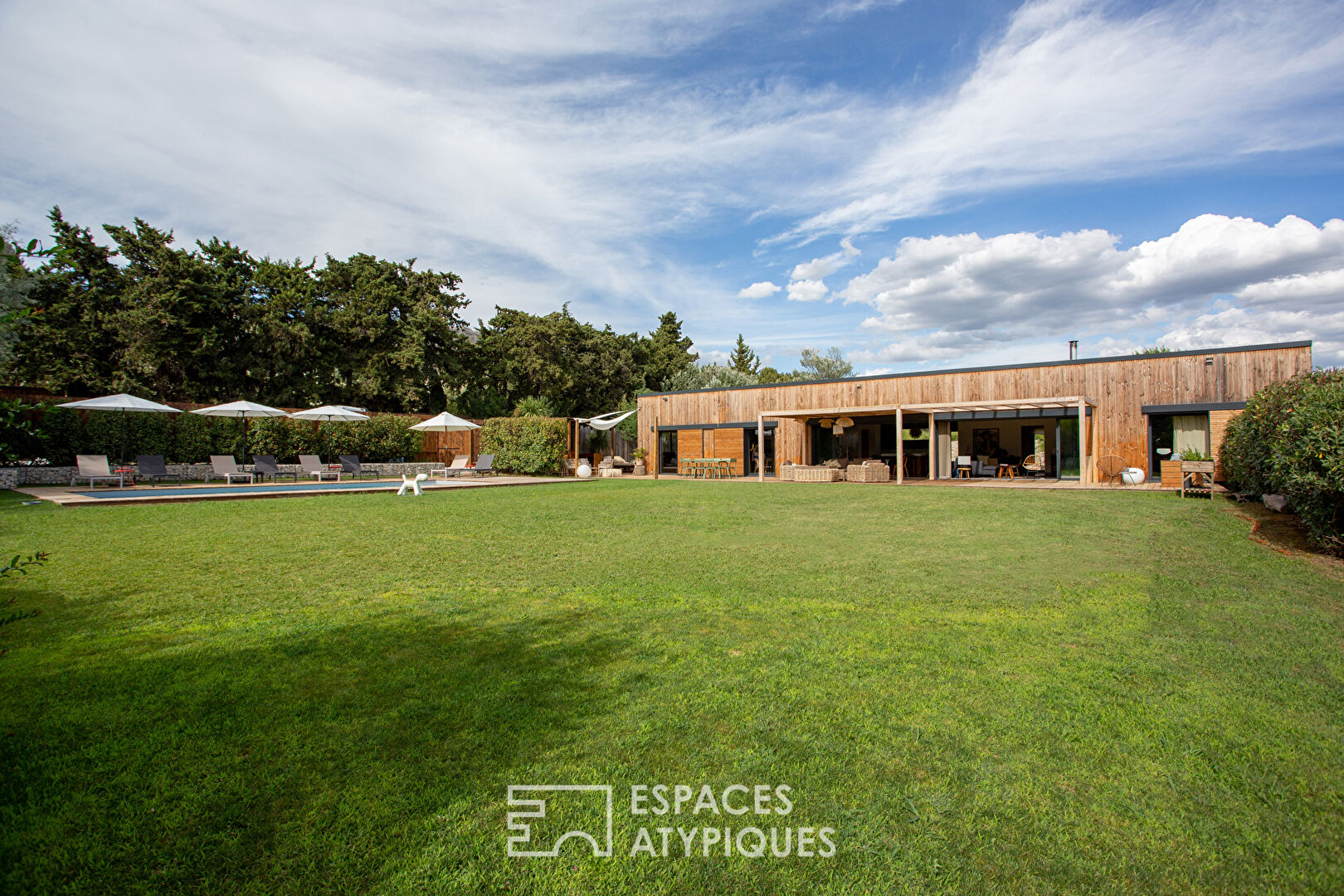 Contemporary eco-responsible wooden frame house