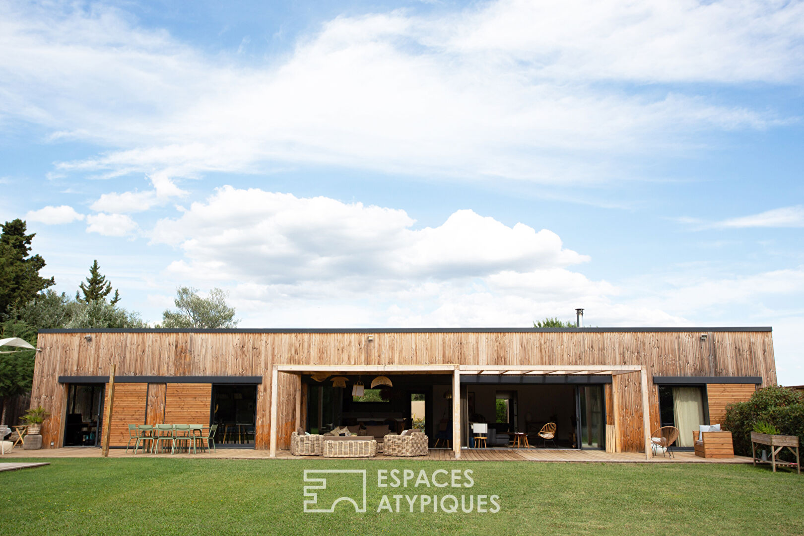 Contemporary eco-responsible wooden frame house