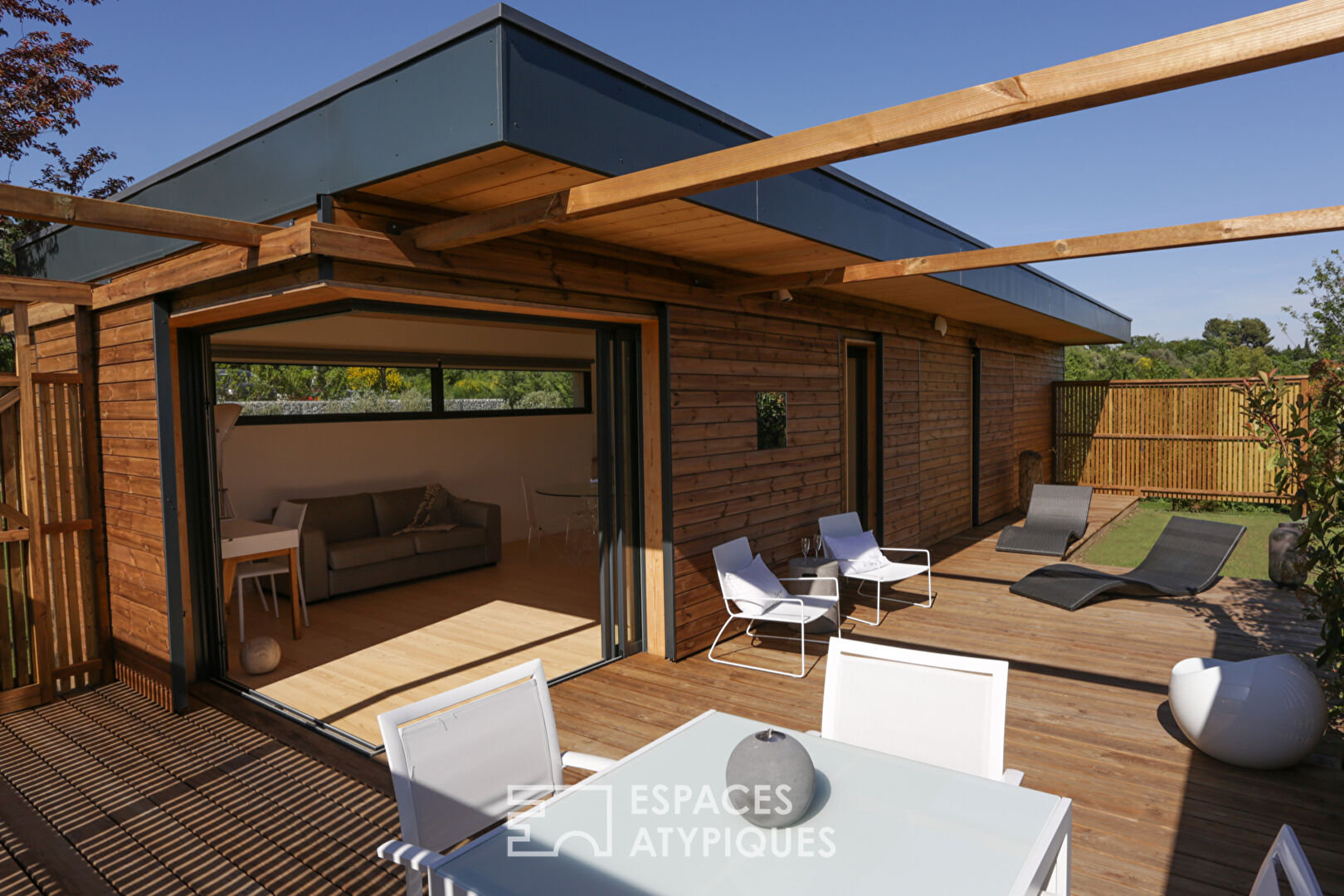 Contemporary eco-responsible wooden frame house