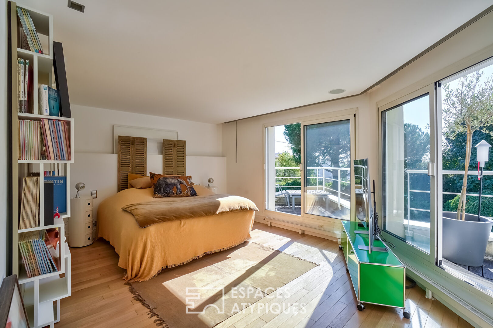 House with cathedral lounge in Hauts de Seine