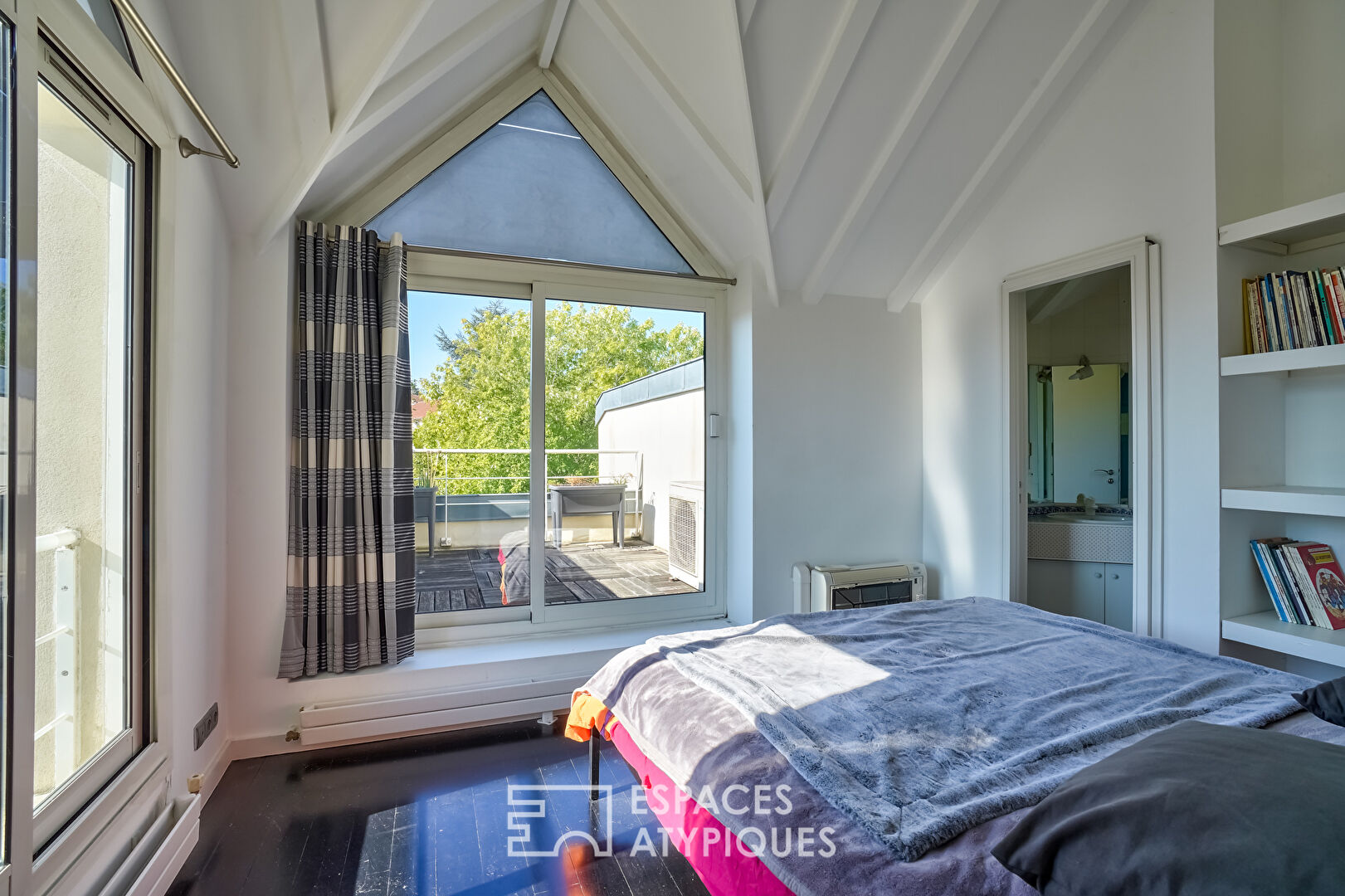 House with cathedral lounge in Hauts de Seine