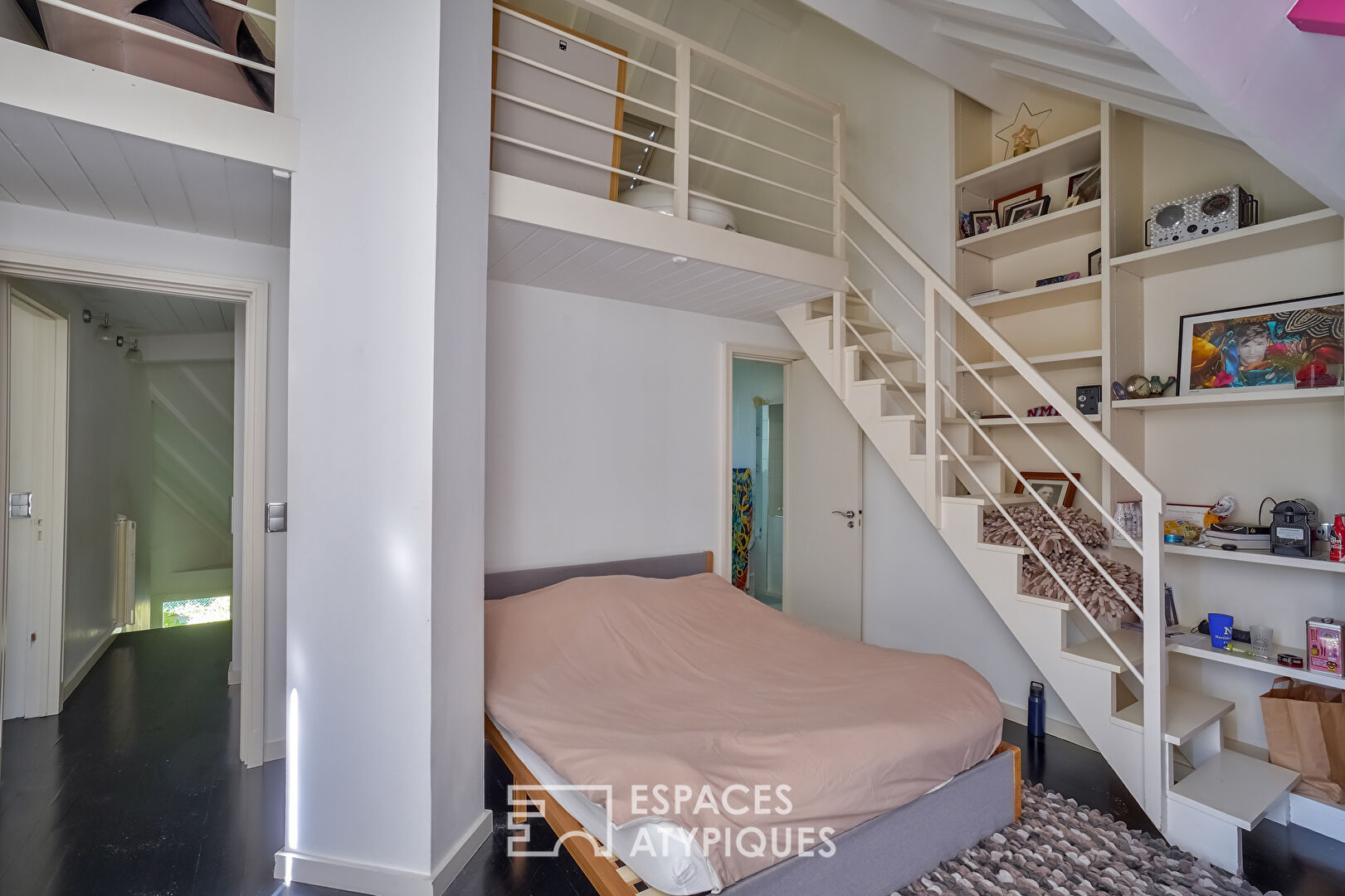 House with cathedral lounge in Hauts de Seine