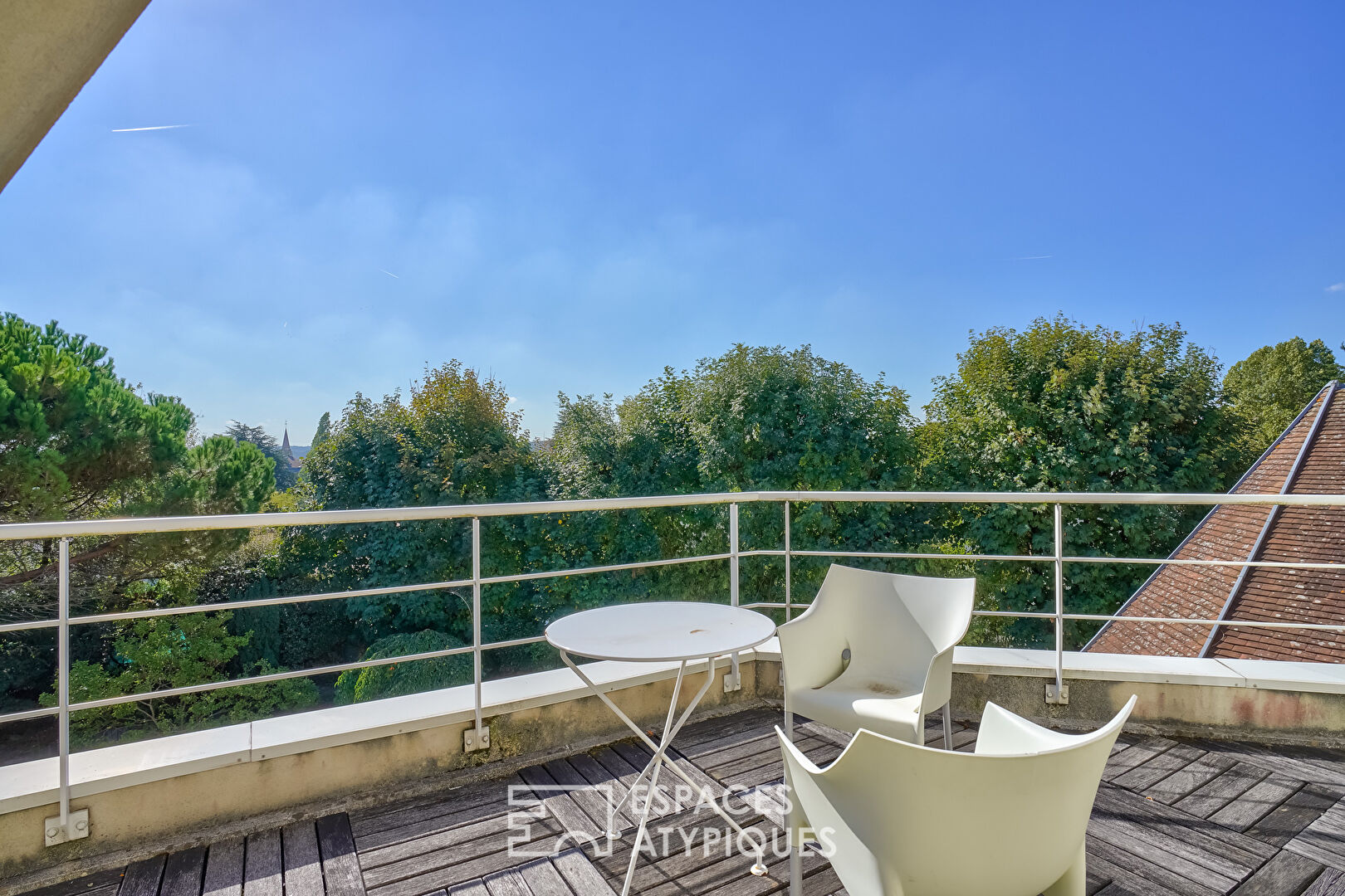 House with cathedral lounge in Hauts de Seine