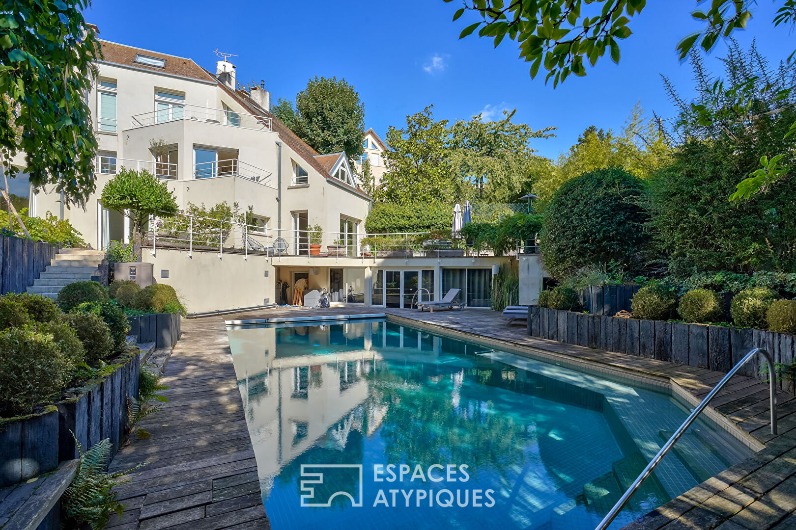 House with cathedral lounge in Hauts de Seine