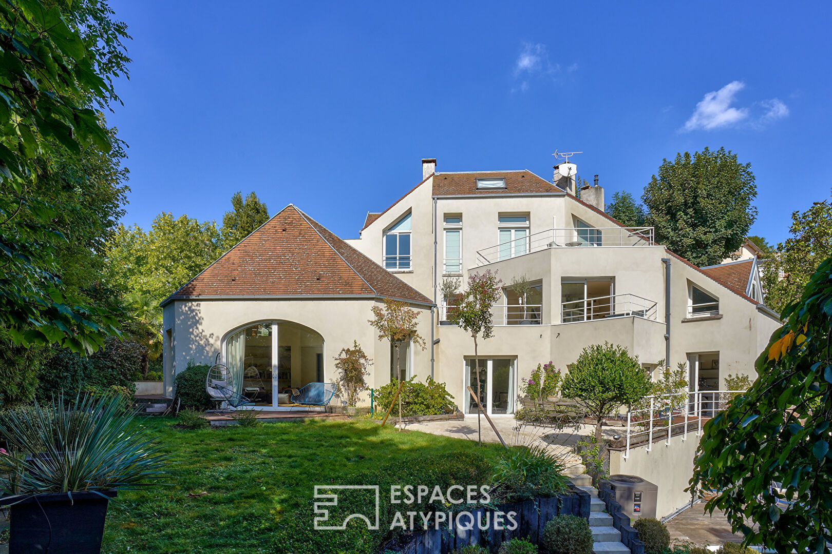 House with cathedral lounge in Hauts de Seine