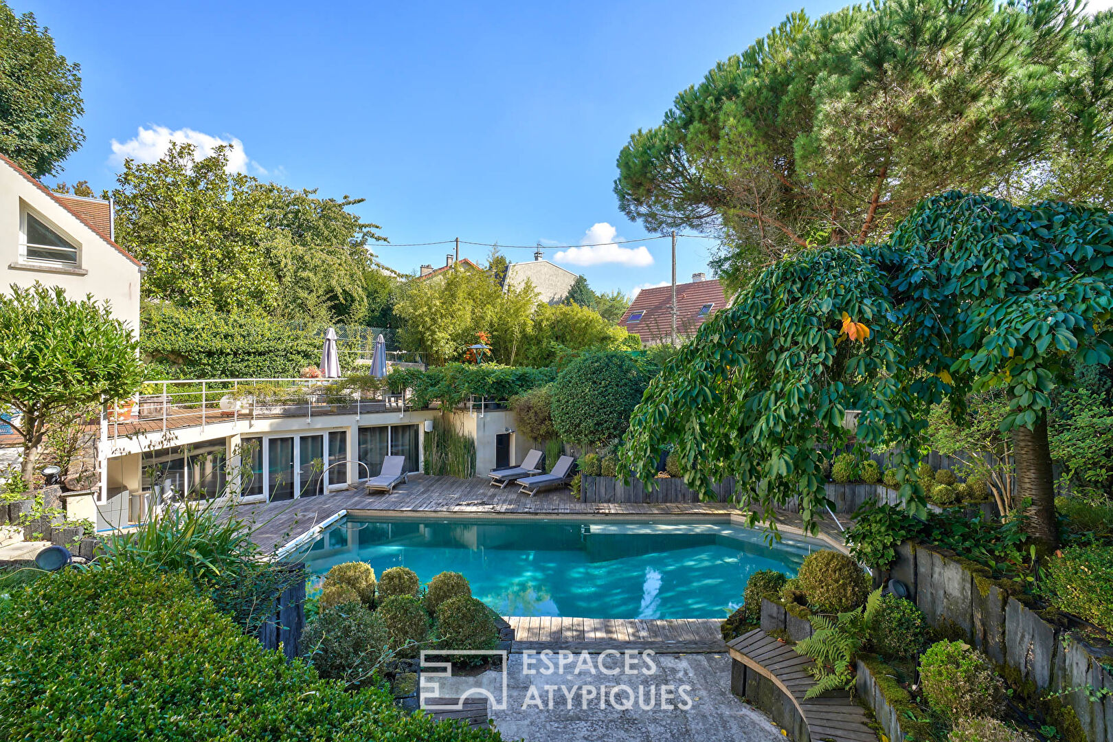 House with cathedral lounge in Hauts de Seine