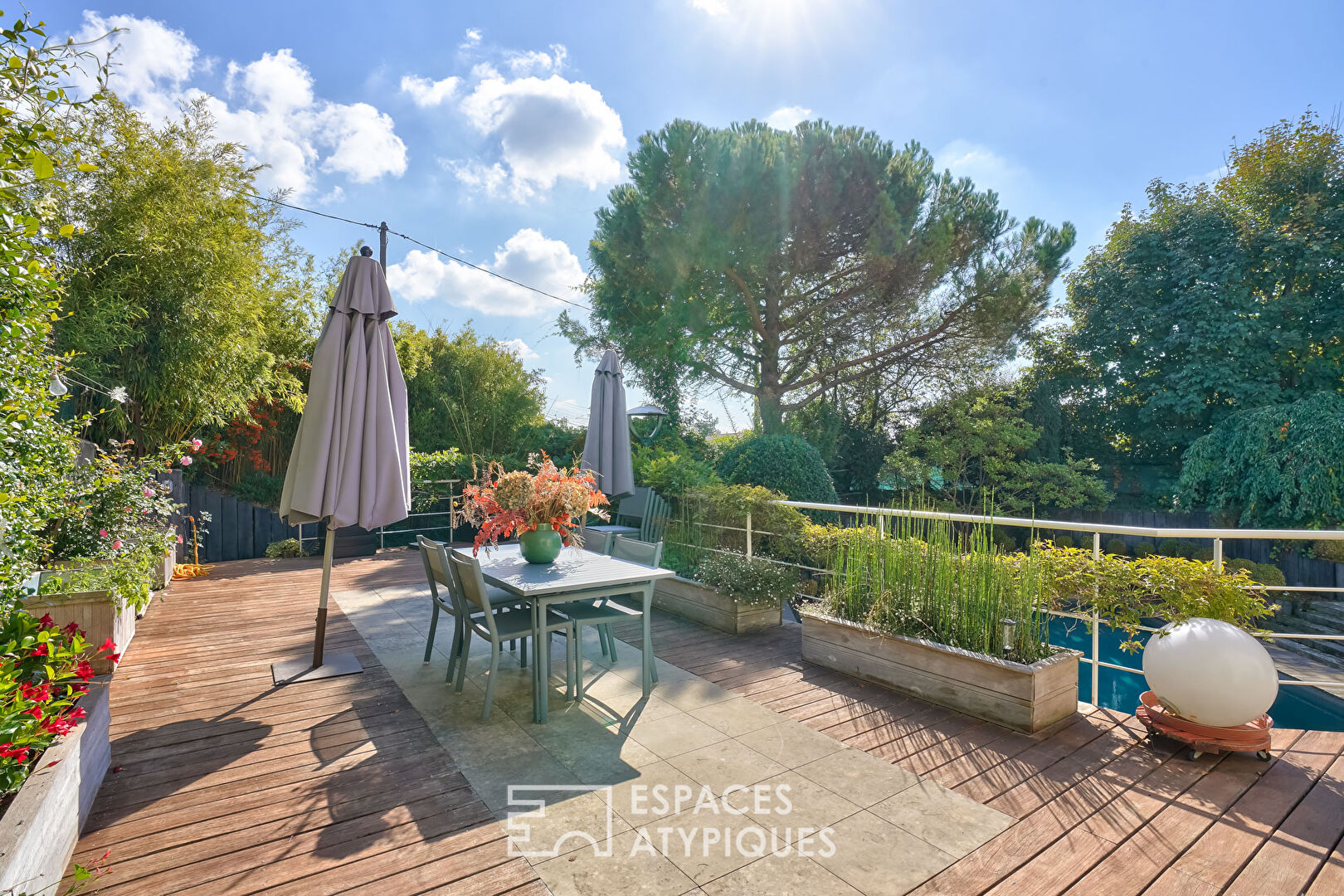 House with cathedral lounge in Hauts de Seine