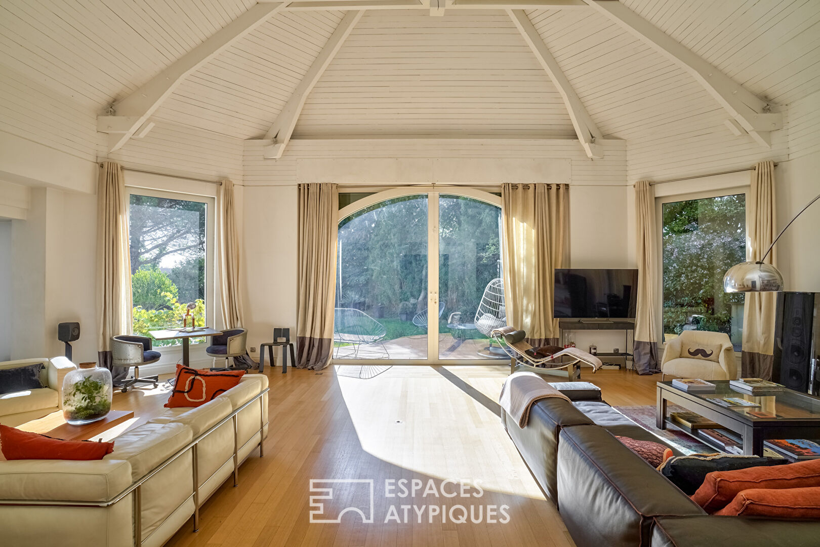House with cathedral lounge in Hauts de Seine
