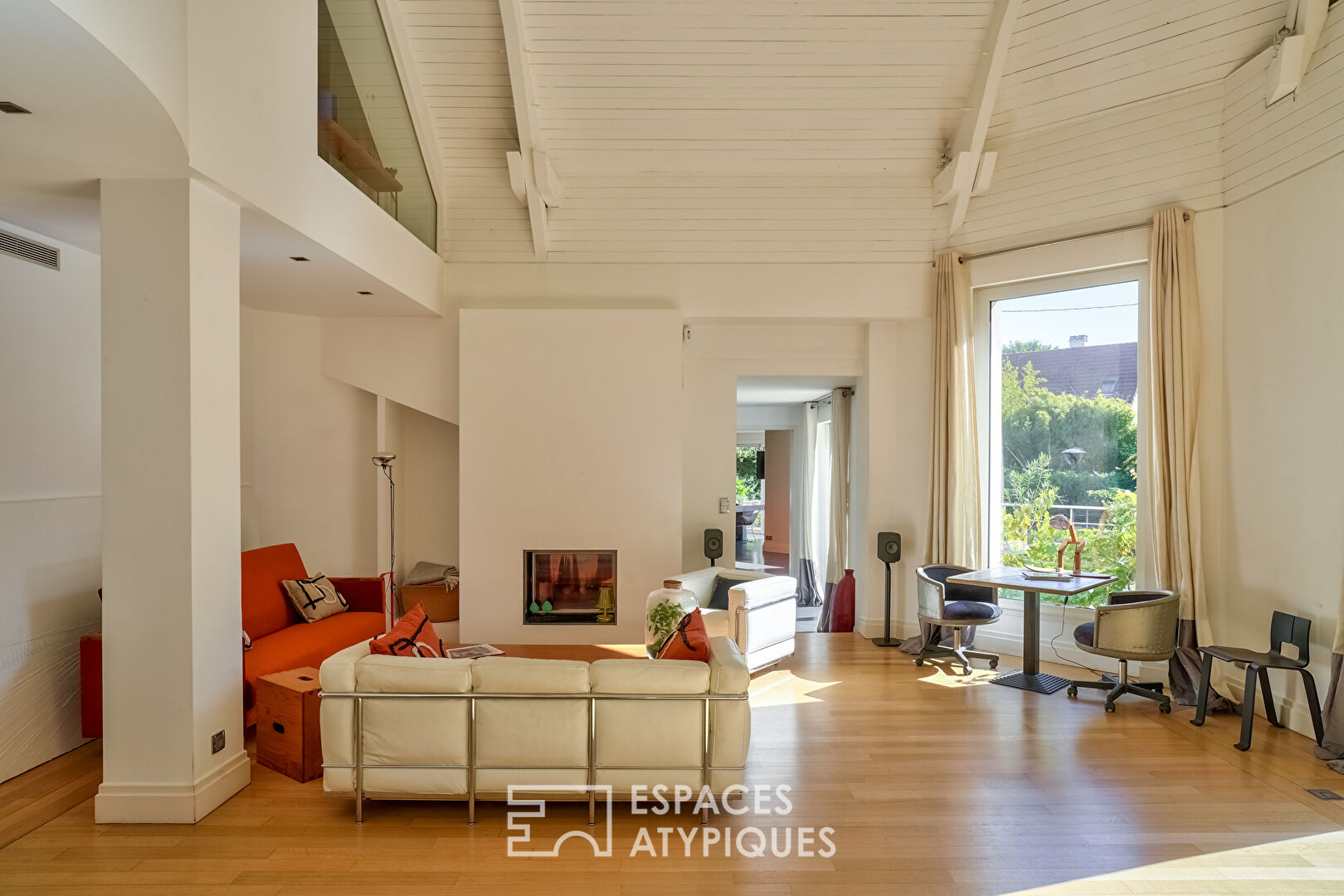 House with cathedral lounge in Hauts de Seine