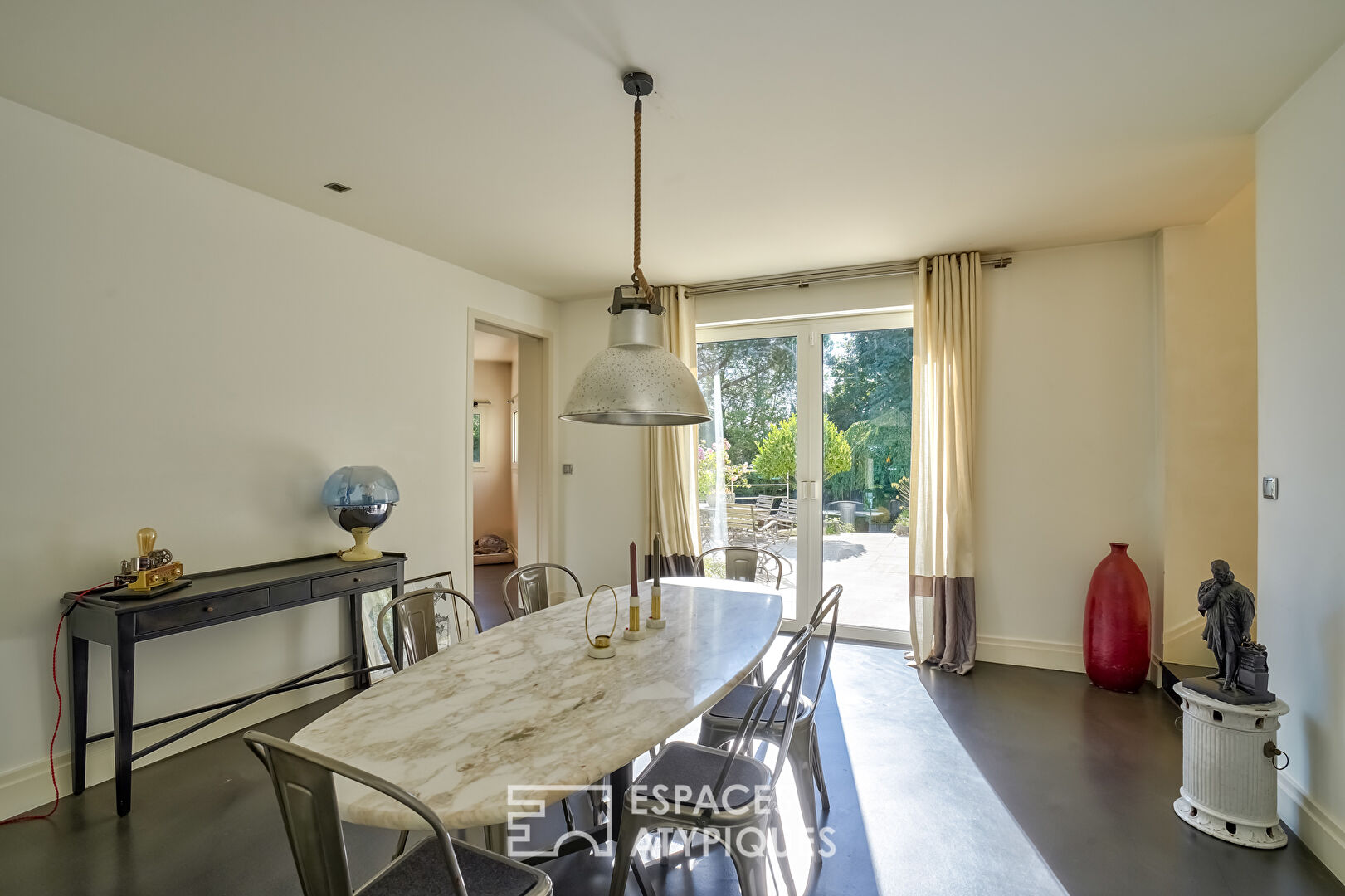 House with cathedral lounge in Hauts de Seine