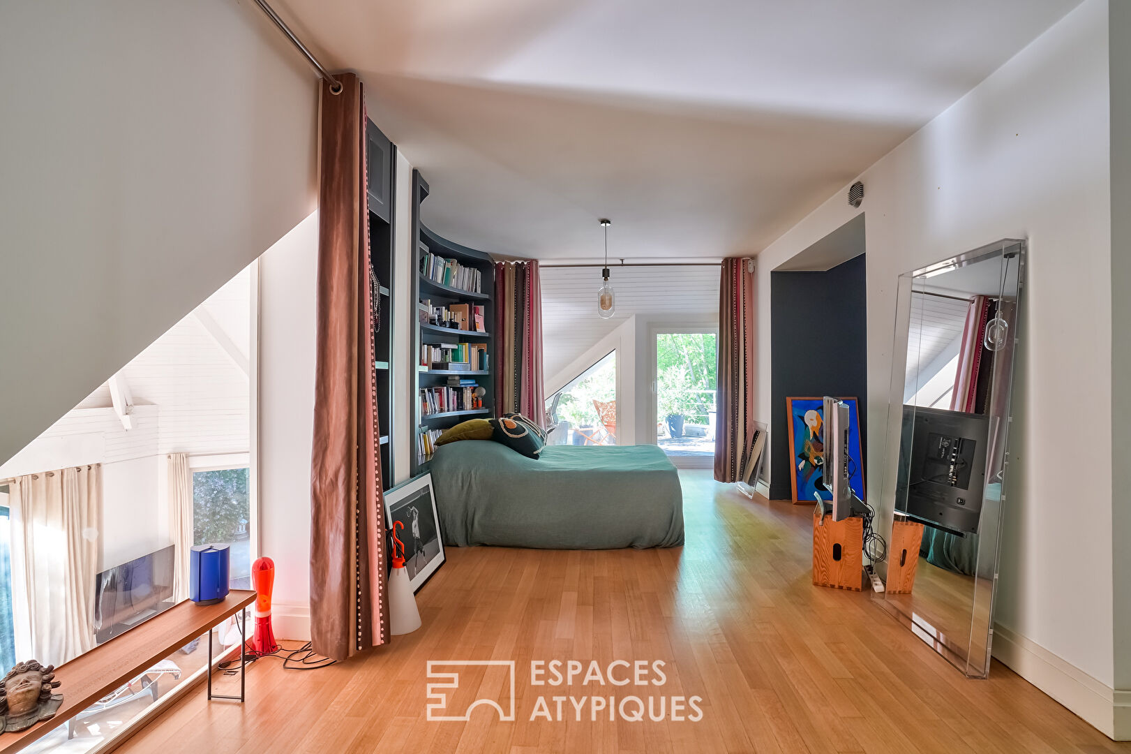House with cathedral lounge in Hauts de Seine