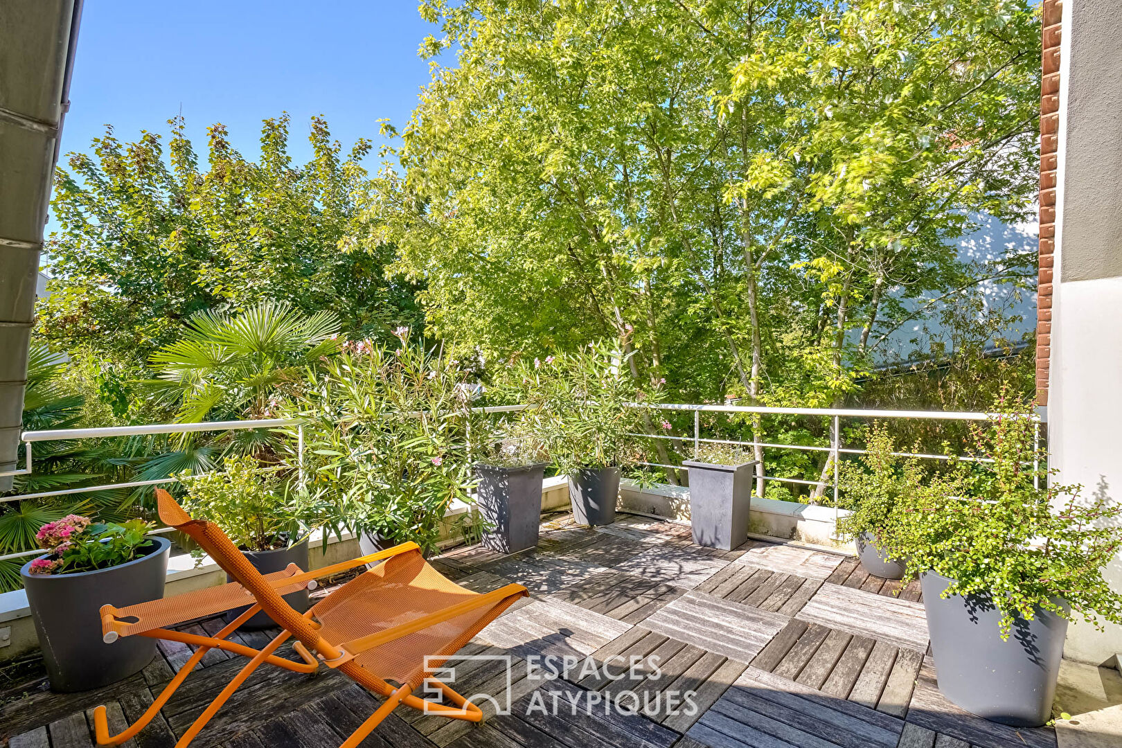 House with cathedral lounge in Hauts de Seine