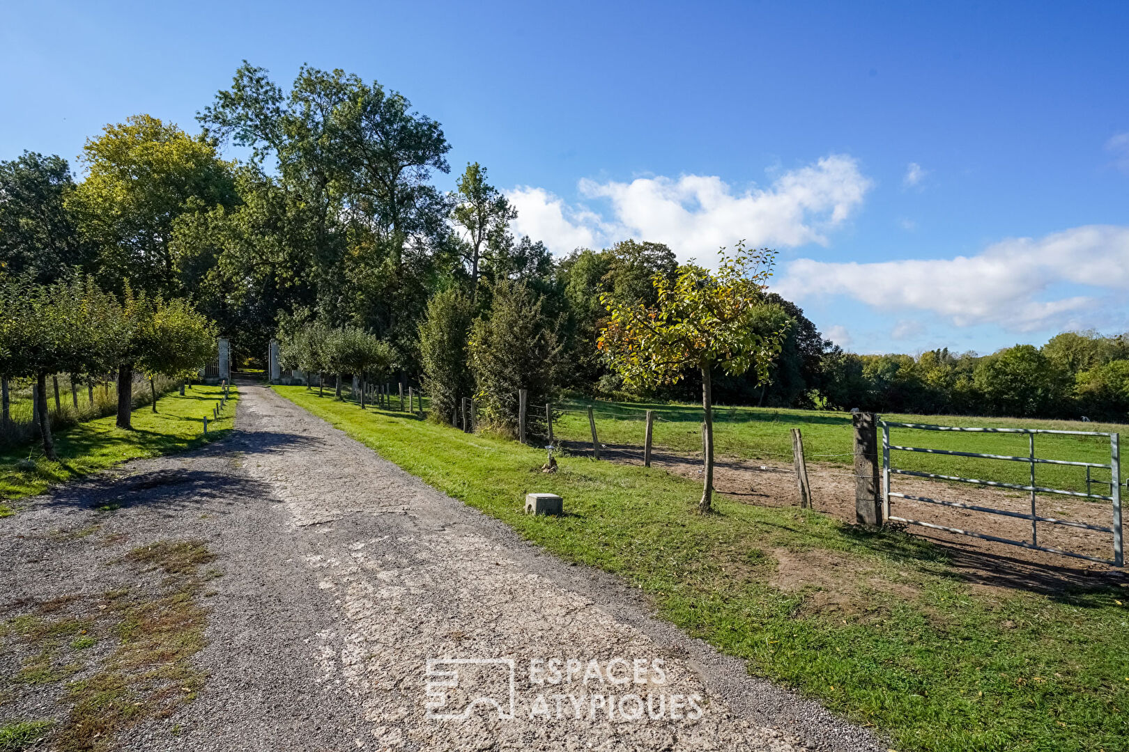 Demeure de 1930 au milieu d’un parc