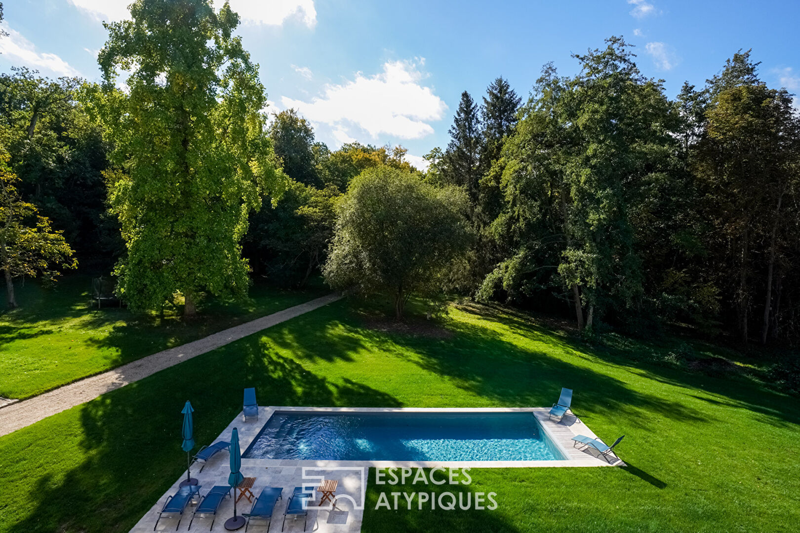 Demeure de 1930 au milieu d’un parc