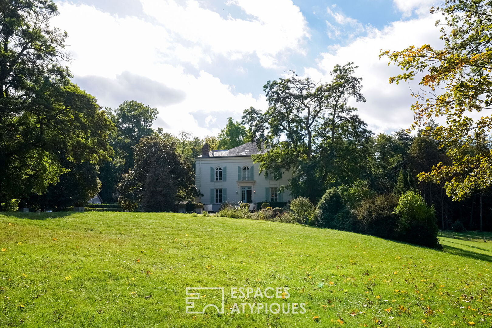 Demeure de 1930 au milieu d’un parc