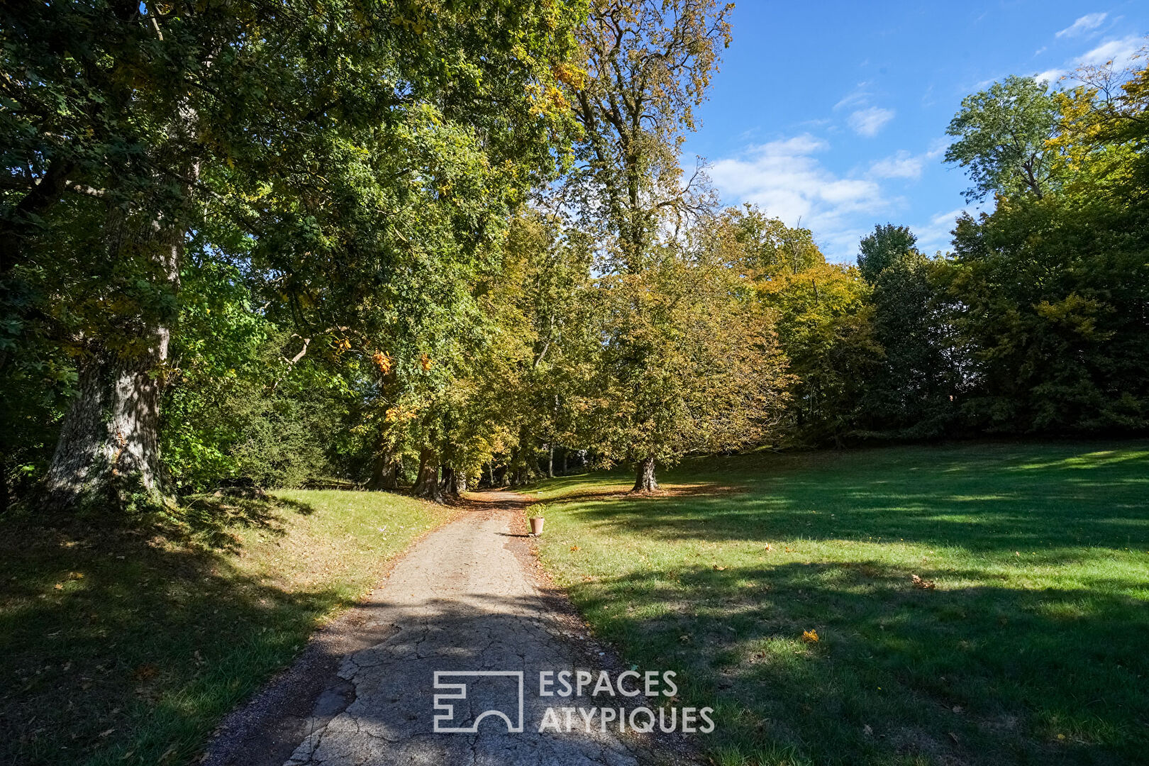 Demeure de 1930 au milieu d’un parc