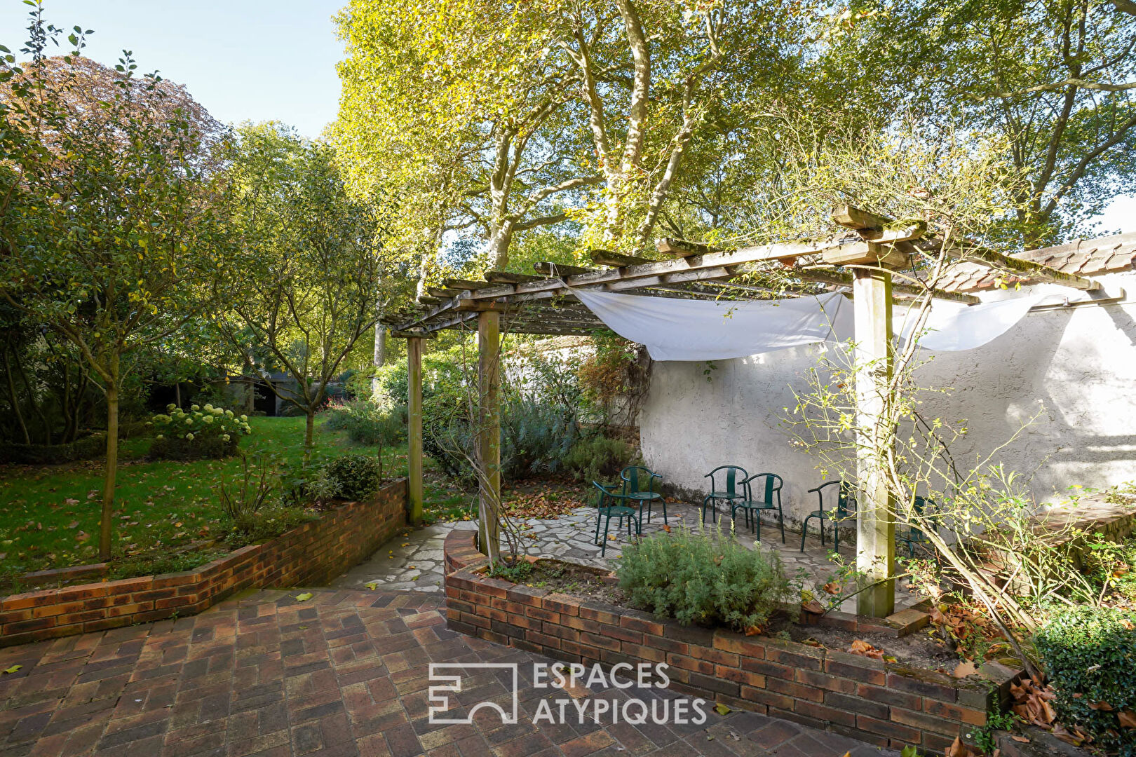 Bourgeois house with elegant decoration