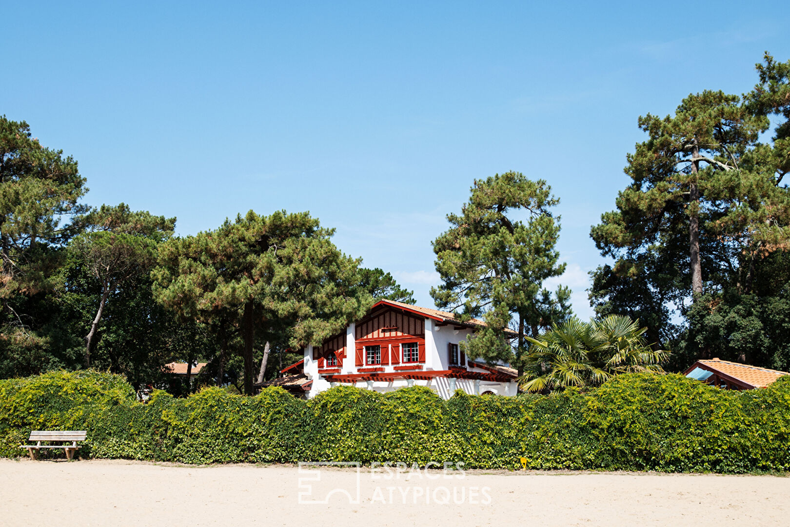 Maison landaise design au bord du lac