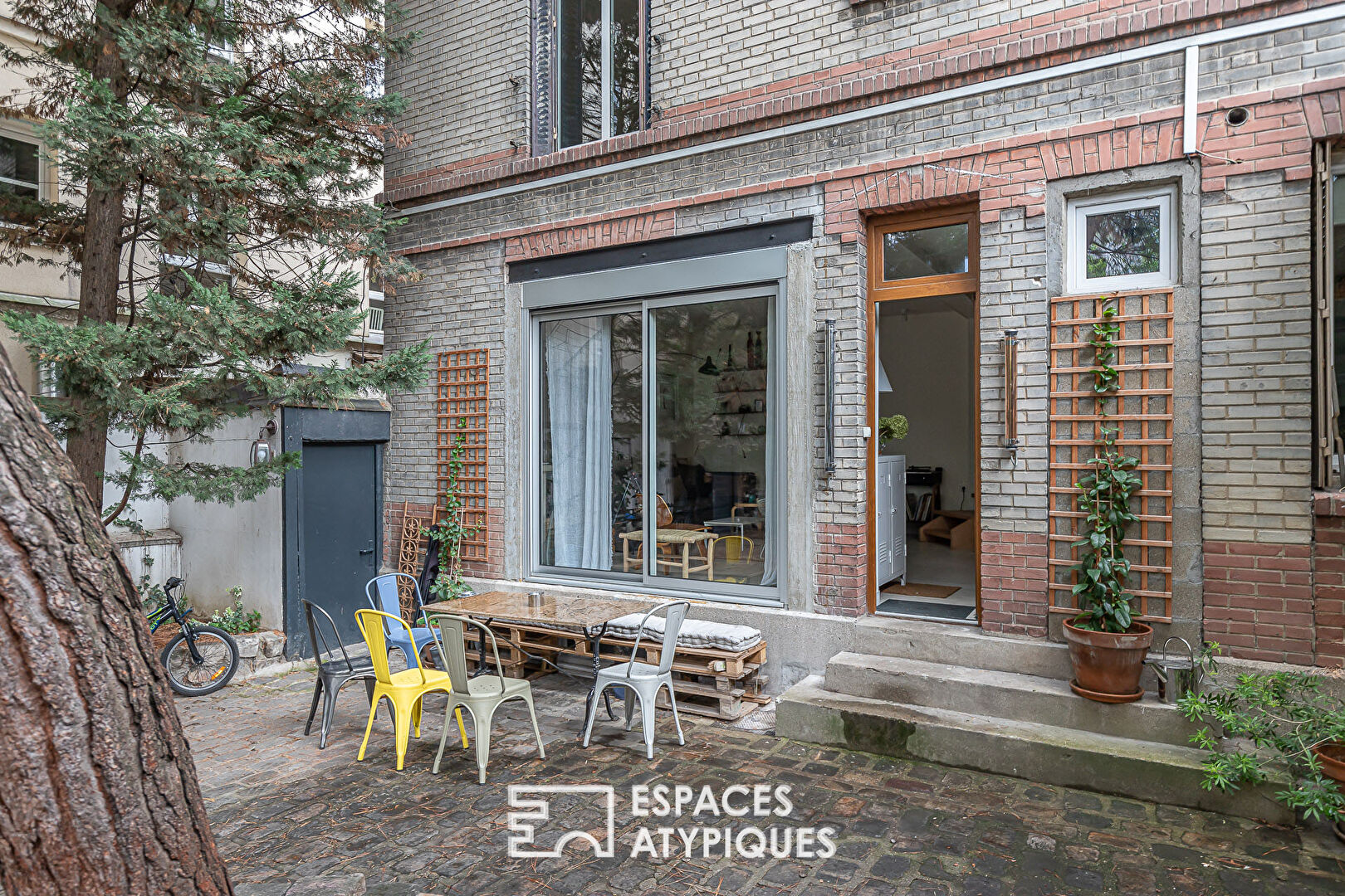 Manor house on courtyard