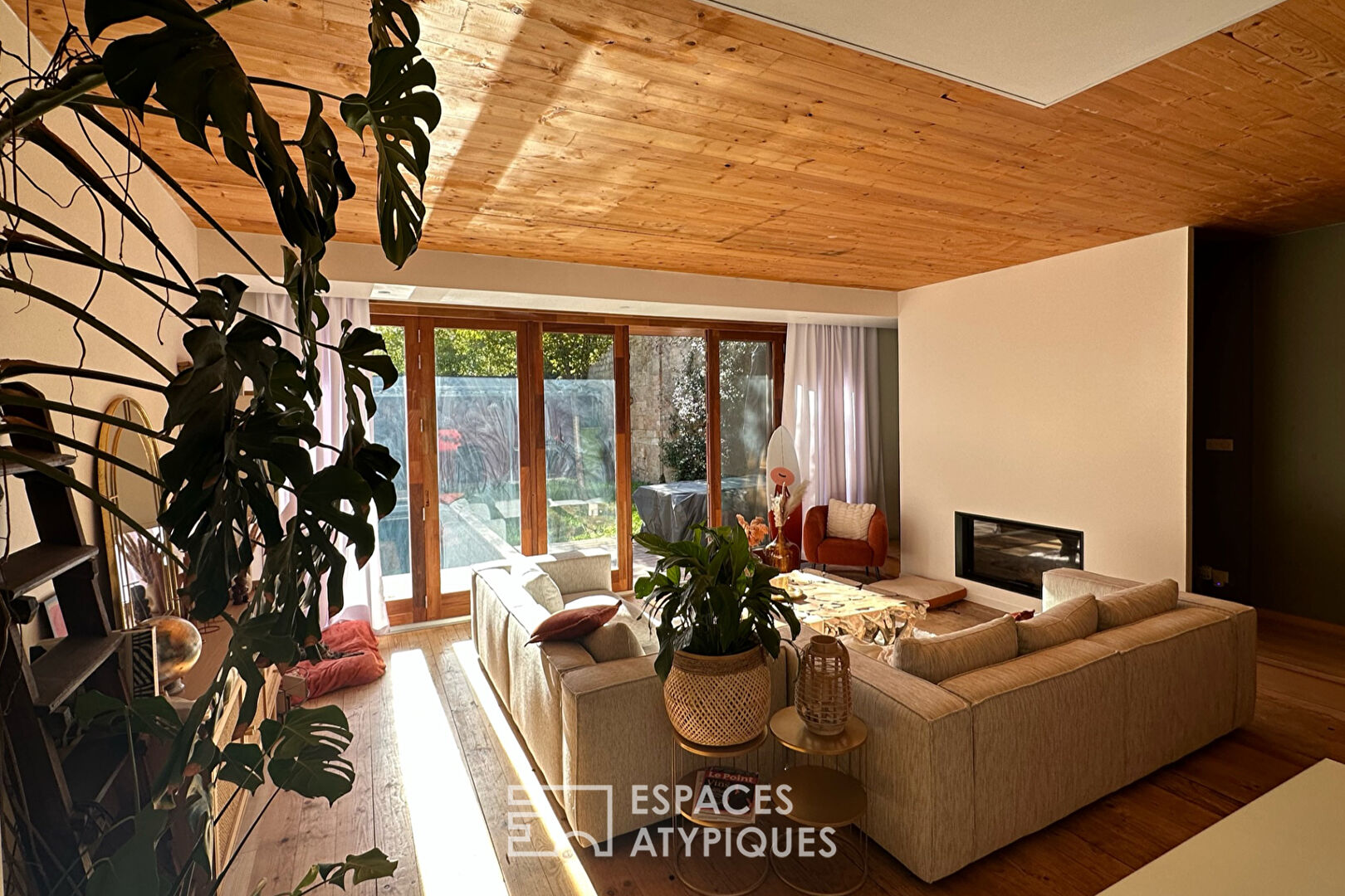 Cabane urbaine avec jardin et piscine