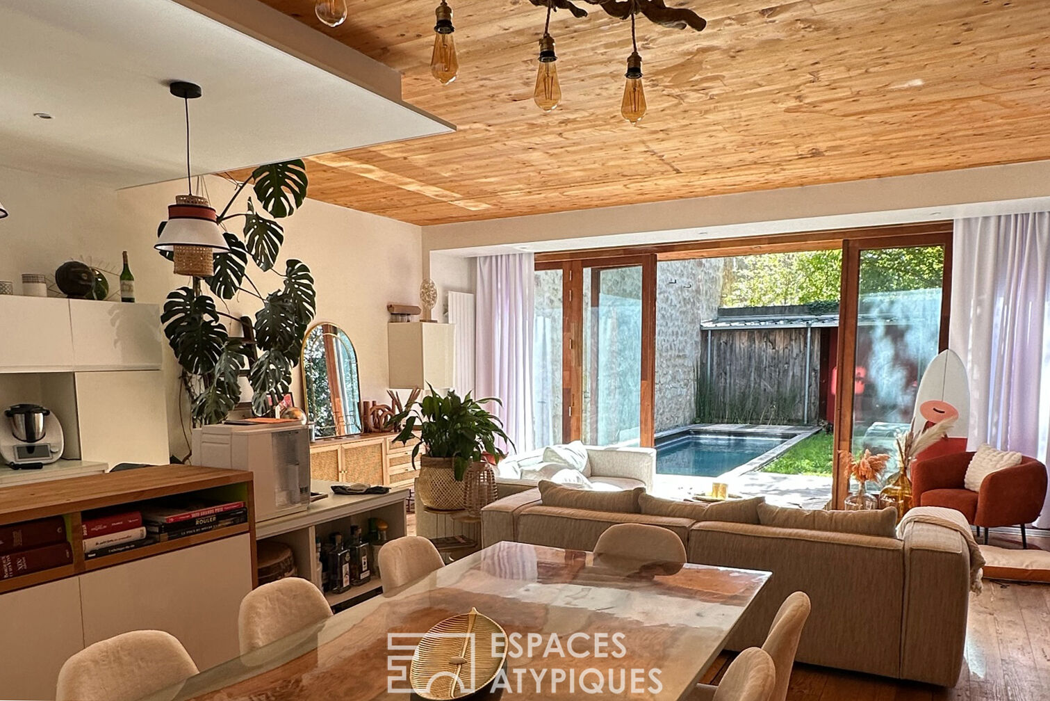 Cabane urbaine avec jardin et piscine