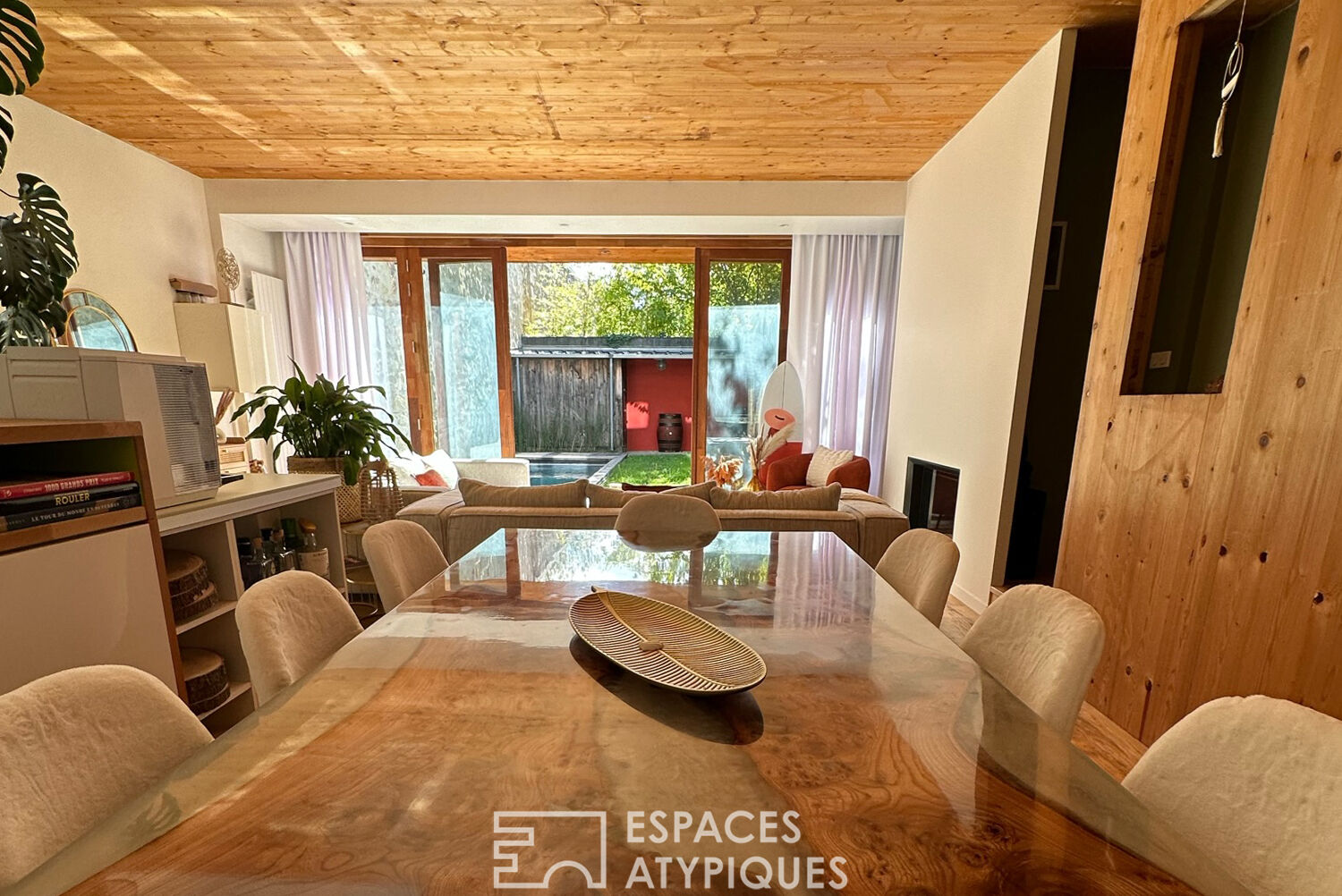 Cabane urbaine avec jardin et piscine