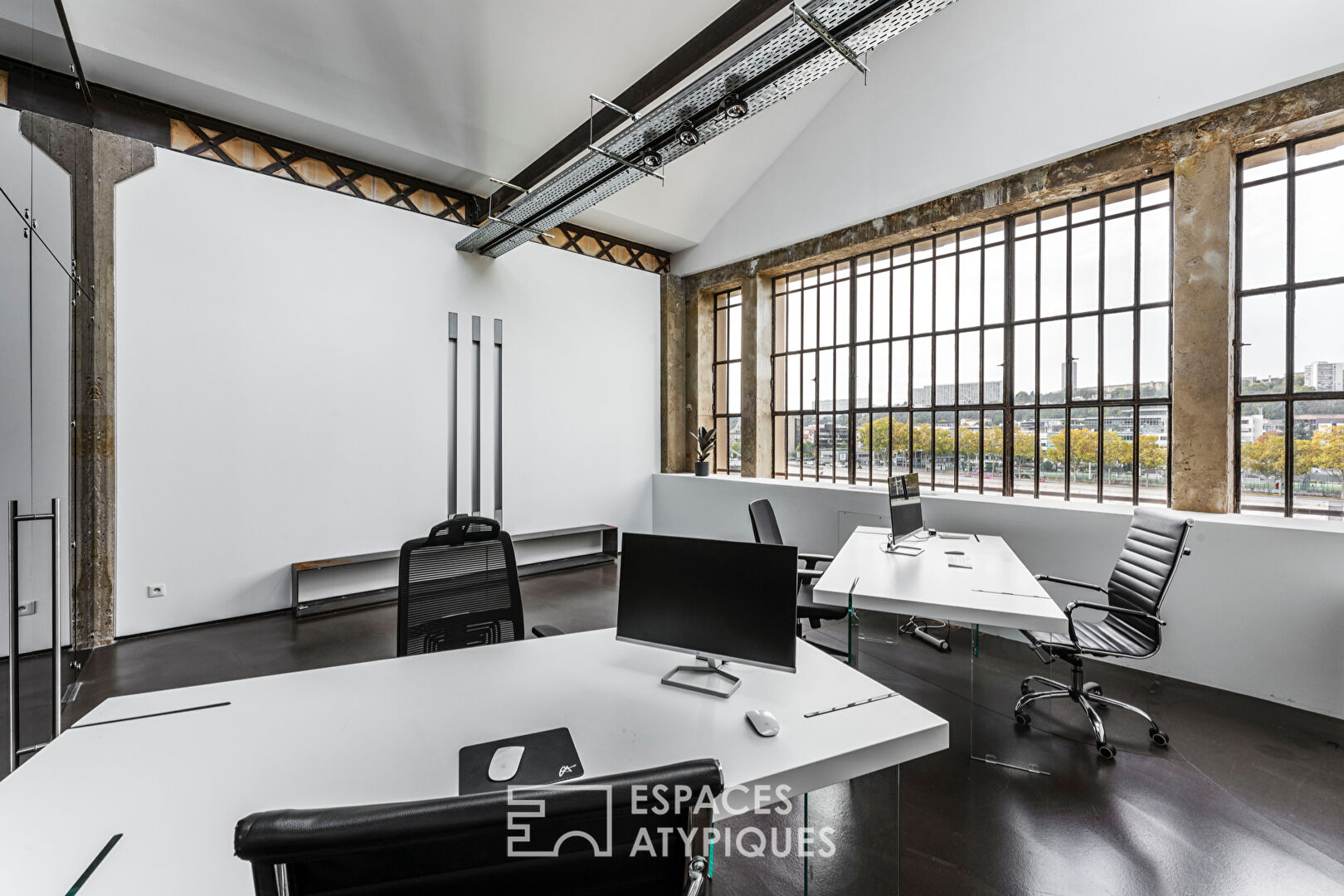 Modern offices with a view of the quays of the Saône