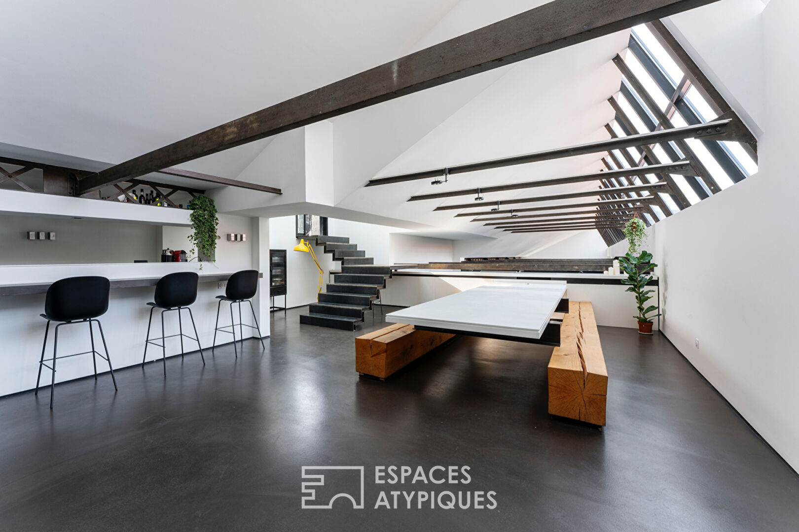 Modern offices with a view of the quays of the Saône