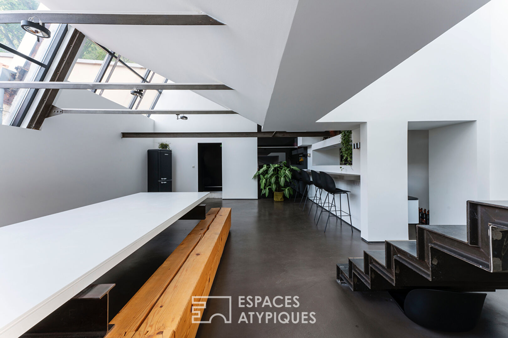 Modern offices with a view of the quays of the Saône